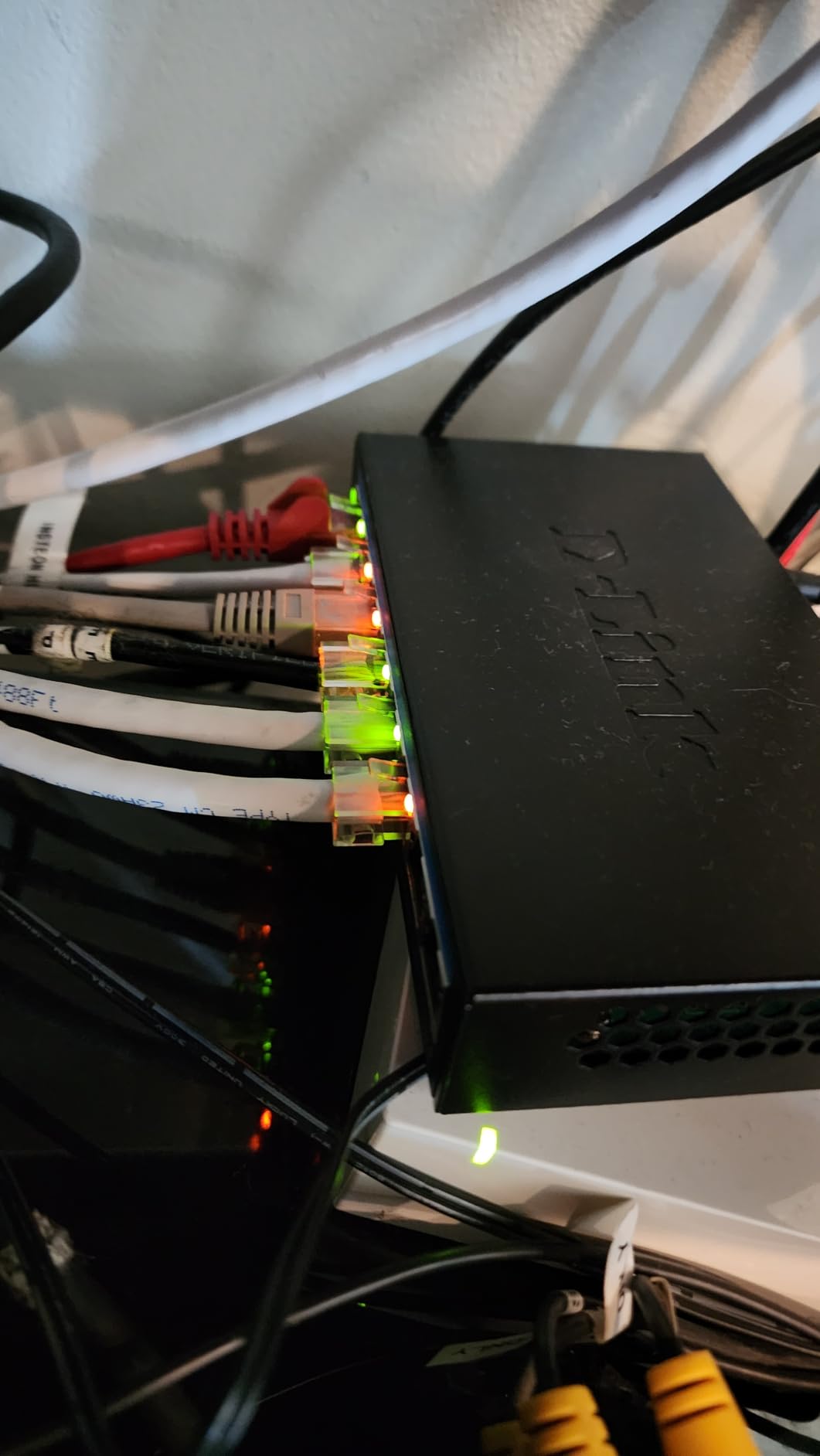 D-Link 5-Port 2.5GB Unmanaged Gaming Switch with 5 x 2.5G - Multi-Gig, Network, Fanless, Plug & Play (DMS-105), Black customer photo 2