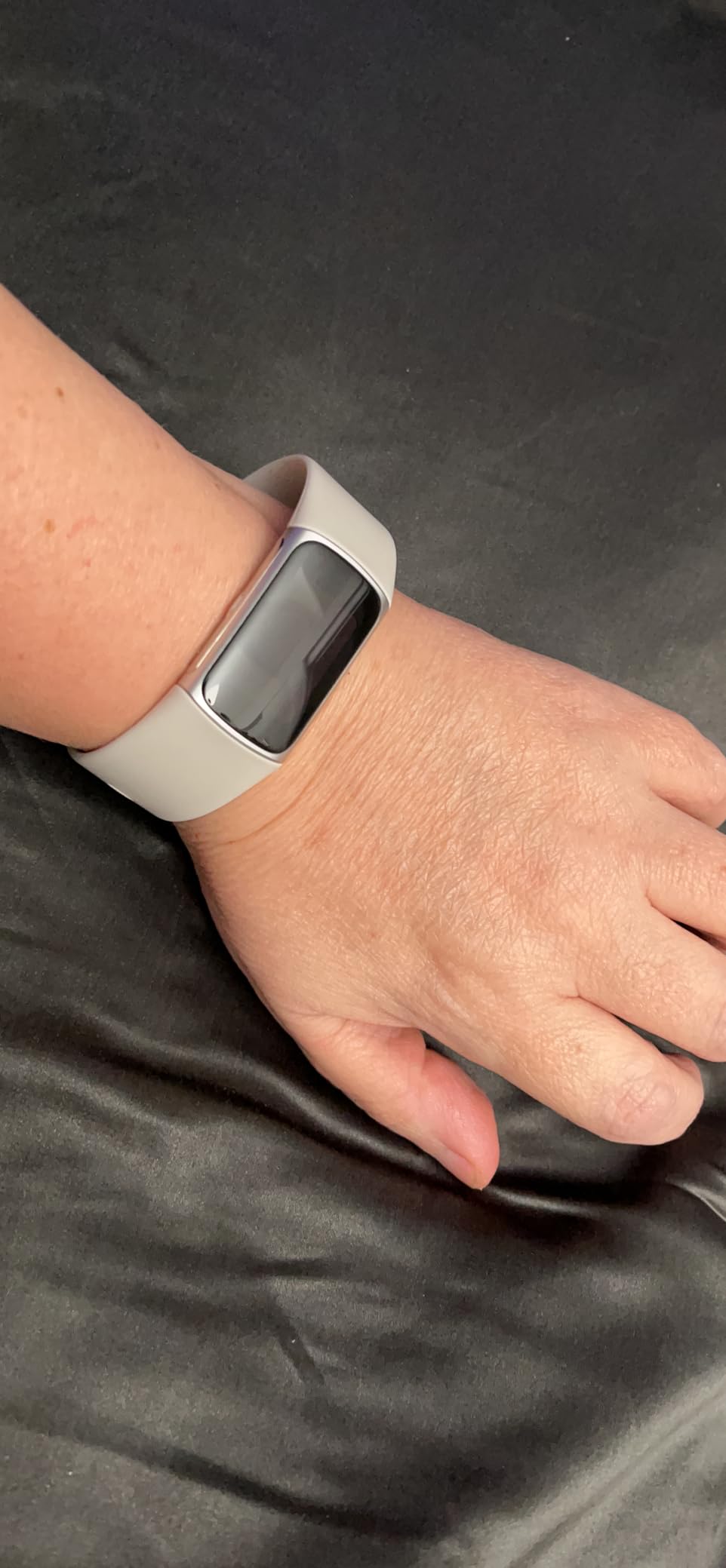 Fitbit Charge 6 Fitness Tracker with Google apps, Heart Rate on Exercise Equipment, 6-Months Premium Membership Included, GPS, Porcelain/Silver customer photo 2