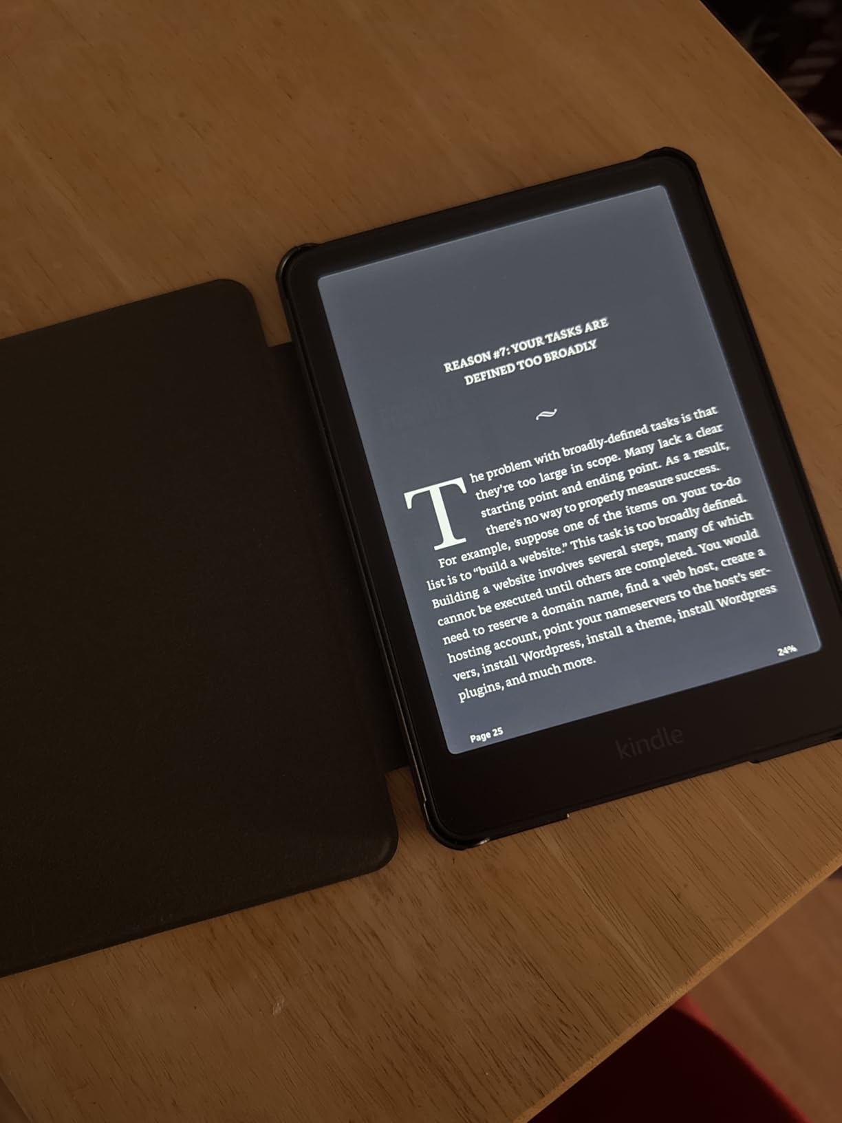 Kindle Paperwhite Signature Edition 32GB (newest model) - 20% faster with auto-adjusting front light, wireless charging, adjustable warm light, and weeks of battery life - Metallic Raspberry customer photo 2