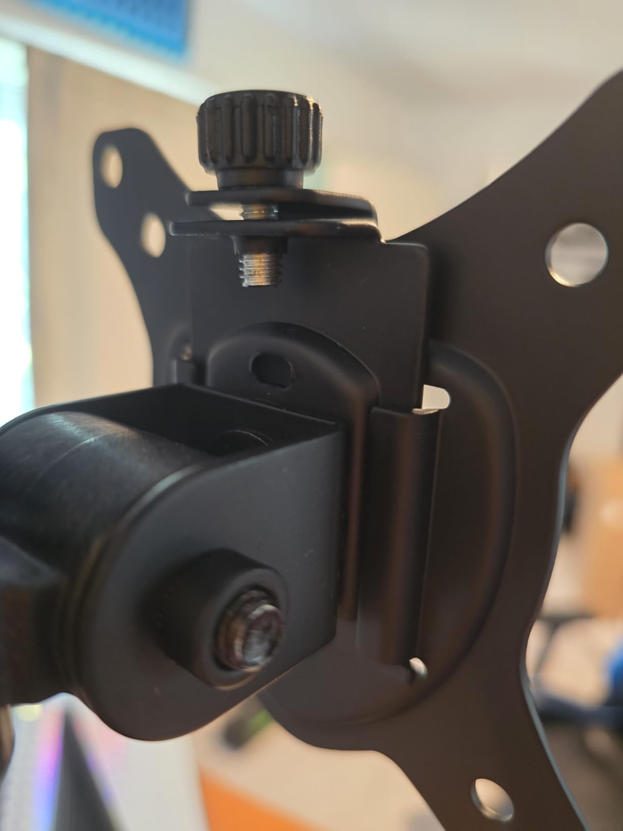MOUNT PRO Triple Monitor Mount for Max 32