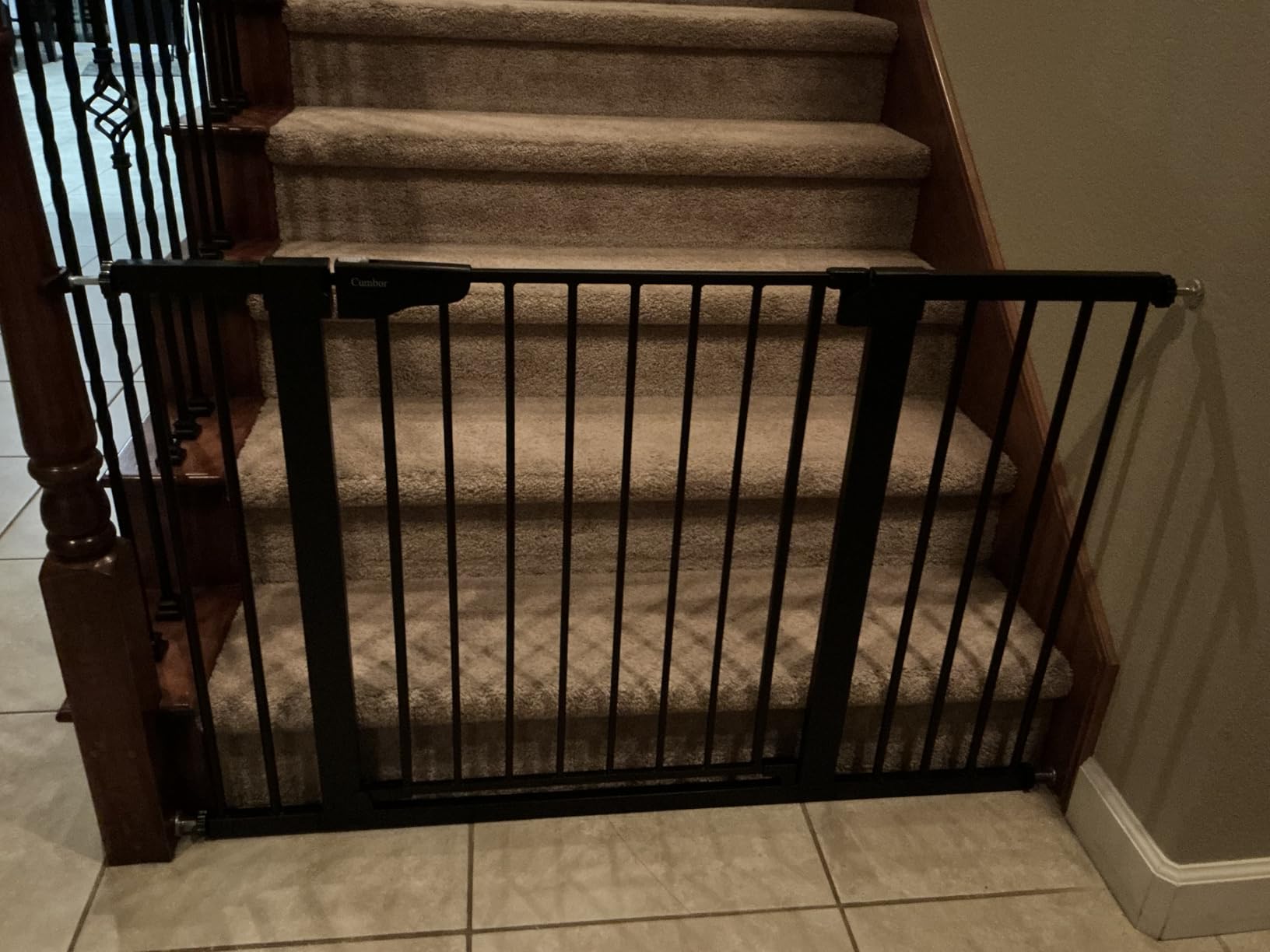 Cumbor 36 Inches Extra Tall Baby Gate for Stairs, 29.7-57 Inches Extra Wide Dog Gate for Doorways Hallways, Pressure Mounted Child Gate for Wide Opening, Auto Close Personal Safety for Babies and Pets, Black customer photo 2