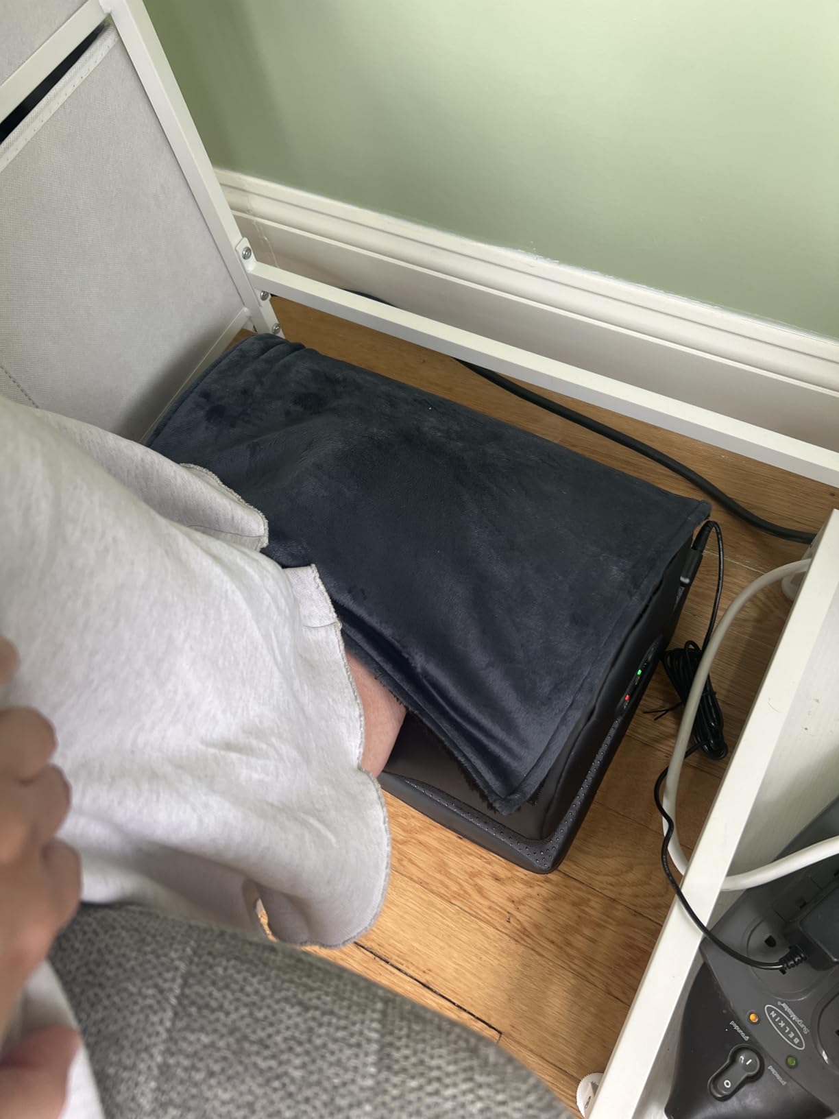 Heated Foot Rest Under Desk at Work, Ergonomic Desk Footrest with Vibrating Massage and Adjustable Height, Foot Warmer with Pocket customer photo 1