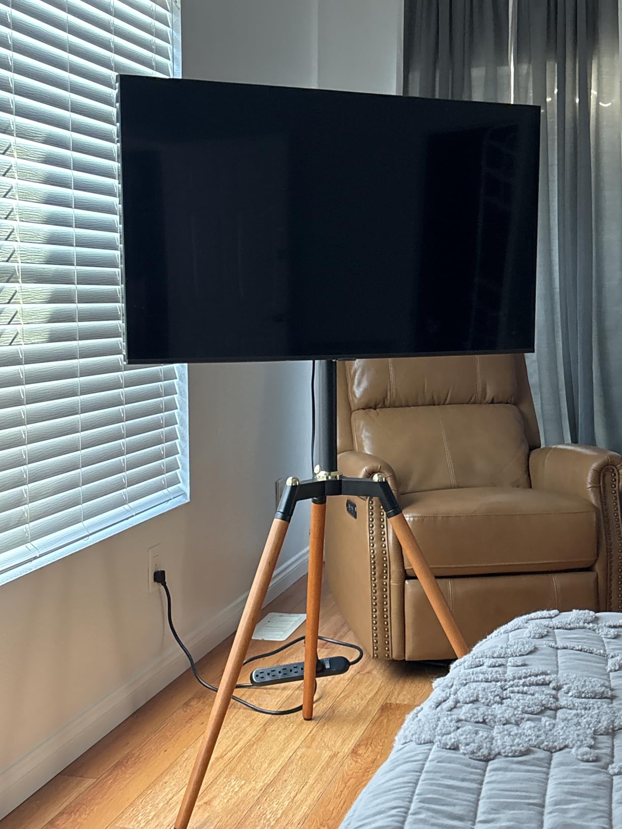 Fydeamer Universal Tripod Easel TV Stand for 32-65 inch LED LCD Screen Flat Curved Screen, Height Adjustable Studio TV Display Stand with 140° Swivel for Bedroom, Living Room, Corner TV Stand (White) customer photo 2