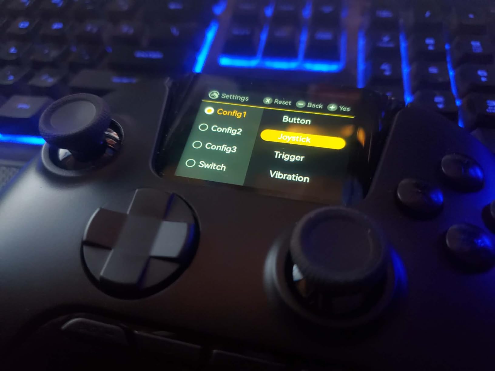 ManbaOne Interactive Screen Wireless Gaming Controller for PC/Switch/Switch 2/iOS/Android,Hall Effect Stick & Trigger,RGB Lighting,Remappable Buttons,1800mAh with Charging Dock (White) customer photo 1