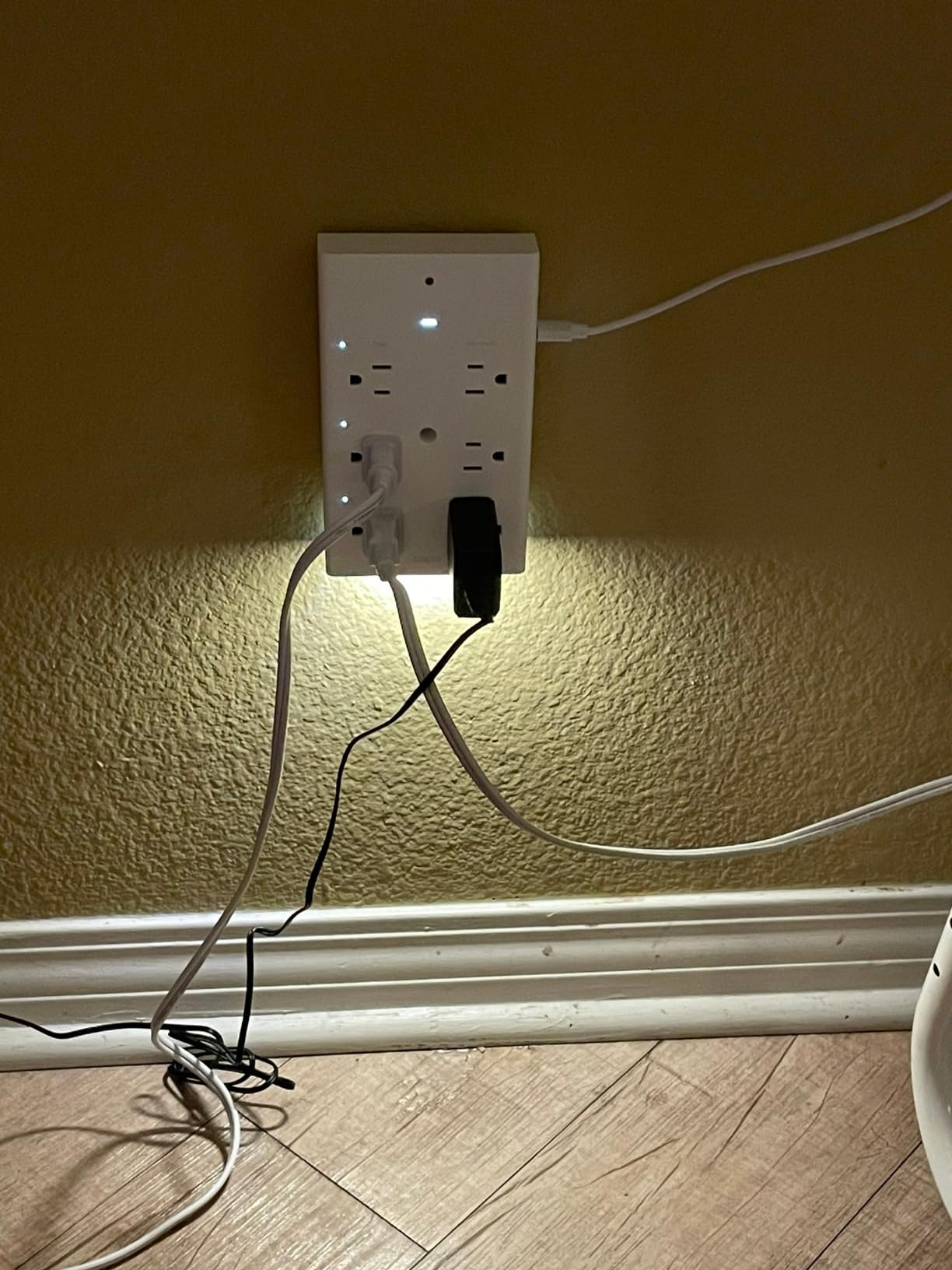 TP-Link Tapo Smart Plug Outlet Extender, Surge Protector, 18W Fast Charging, 3 Individual Smart Outlets, 1x USB-C & 2X USB-A, Smart Night Light, Works w/Apple HomeKit, Alexa & Google Home customer photo 2