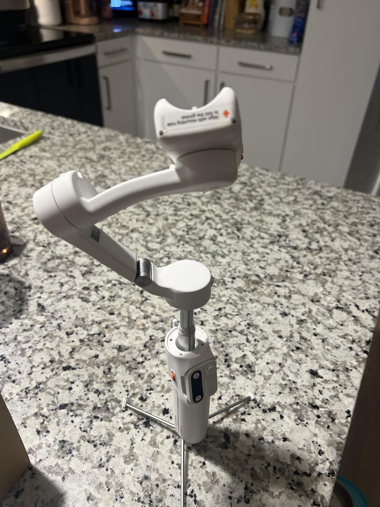Hohem iSteady V3 Gimbal Stabilizer for iPhone, 3-Axis Phone Gimbal, Magnetic AI Tracker, Built-in Extendable Rod & Tripod, Detachable Remote Control customer photo 1