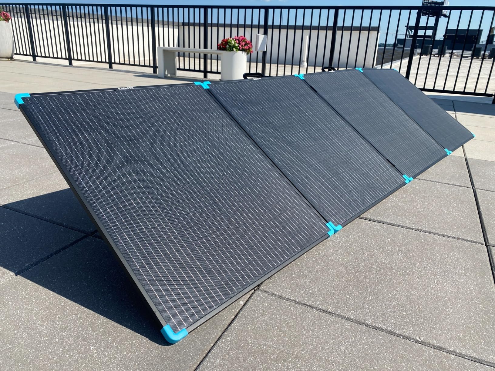 Renogy 400W Portable Solar Panel Suitcase, 23% High Efficiency Foldable Solar Charger for Power Station, Durable for Decades customer photo 2