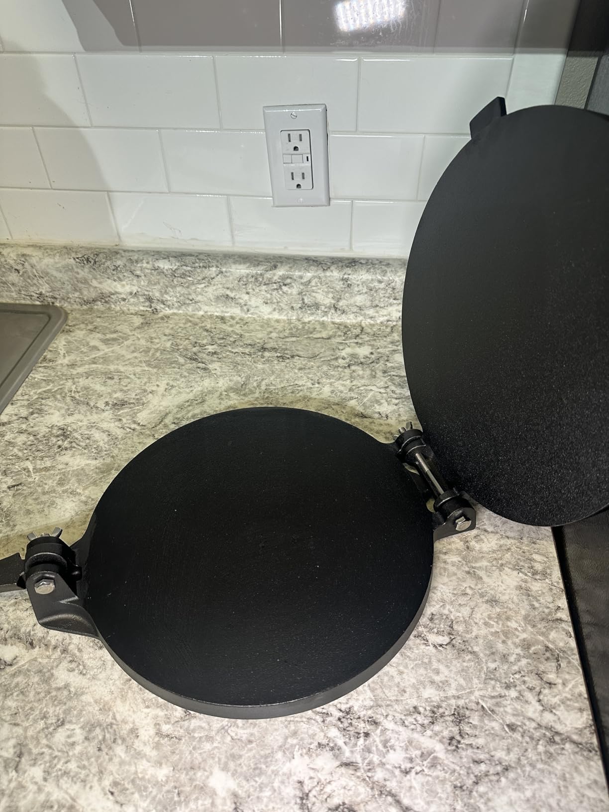 SIRCLES Cast Iron Tortilla Press 12 Inch - Heavy Duty Tortilla Press for Homemade Corn & Flour Tortillas, Prensa para Tortillas - Durable & Pre-Seasoned Kitchen Tool customer photo 2