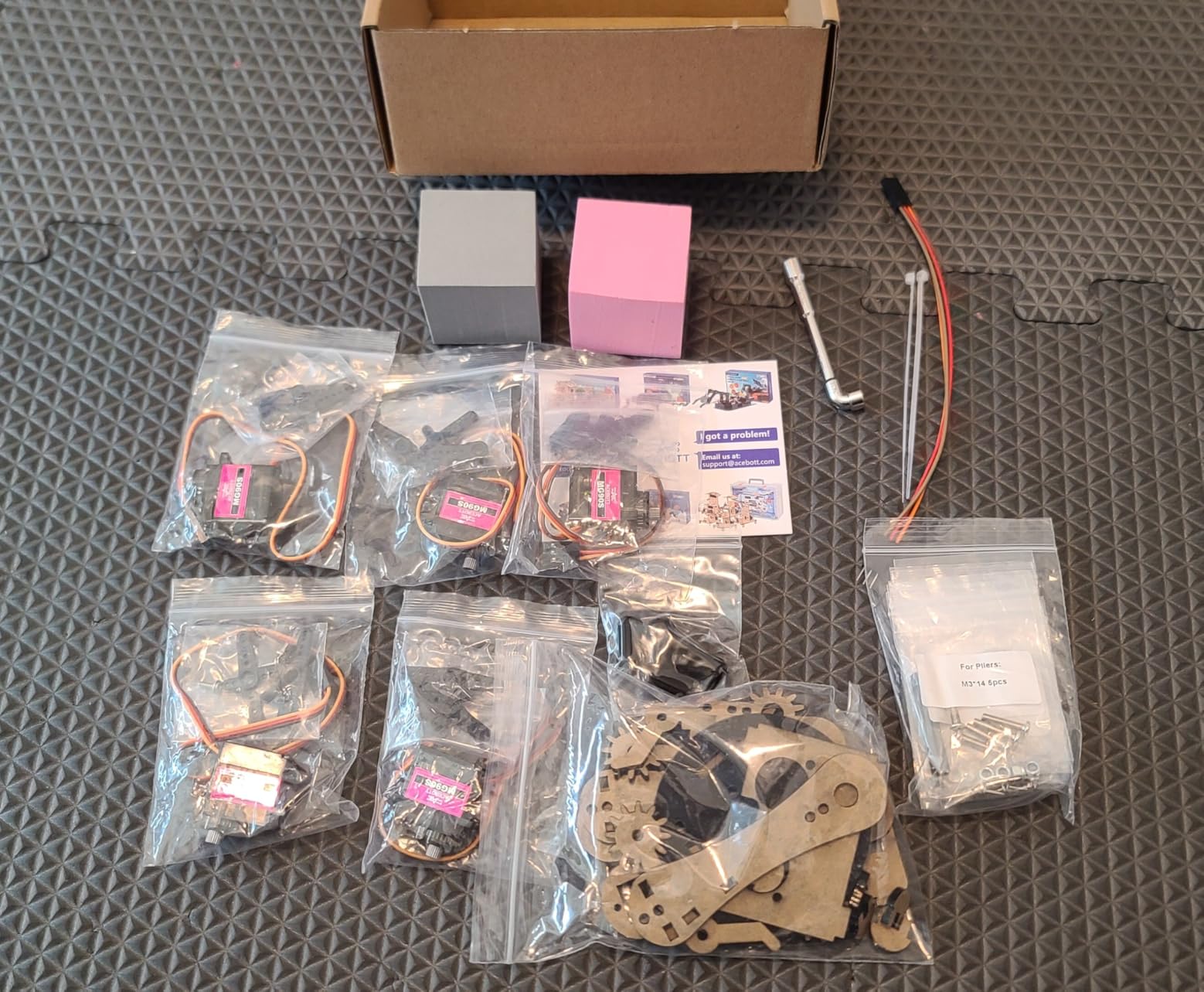 ACEBOTT Smart Robot Tank Car Kit with ESP32 for Arduino Robotics for Kids Ages 8-12 12-16 STEM Science Kits Coding Gifts for 8-16 Year Old Boys Girls Teens Cool Engineering Building Toys Unique Gifts customer photo 1