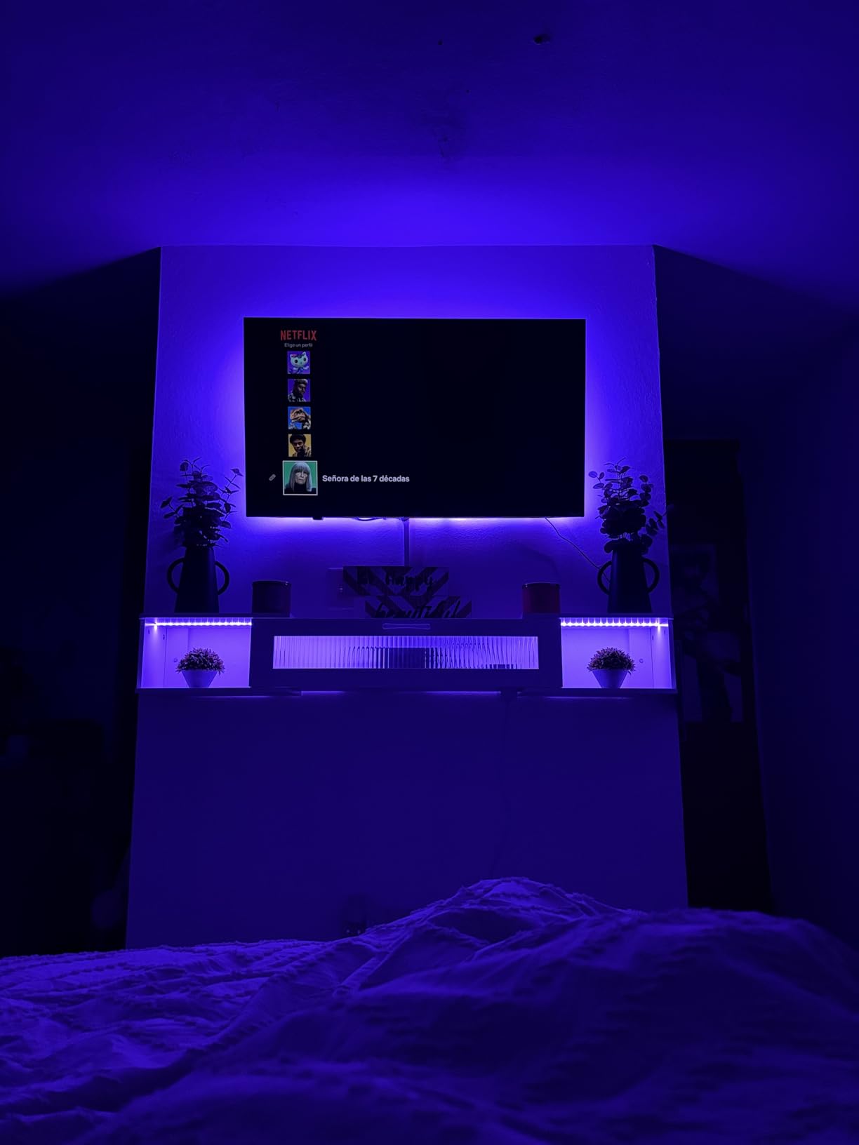 HOOBRO Floating TV Stand with LED Light Power Outlet for TVs up to 65