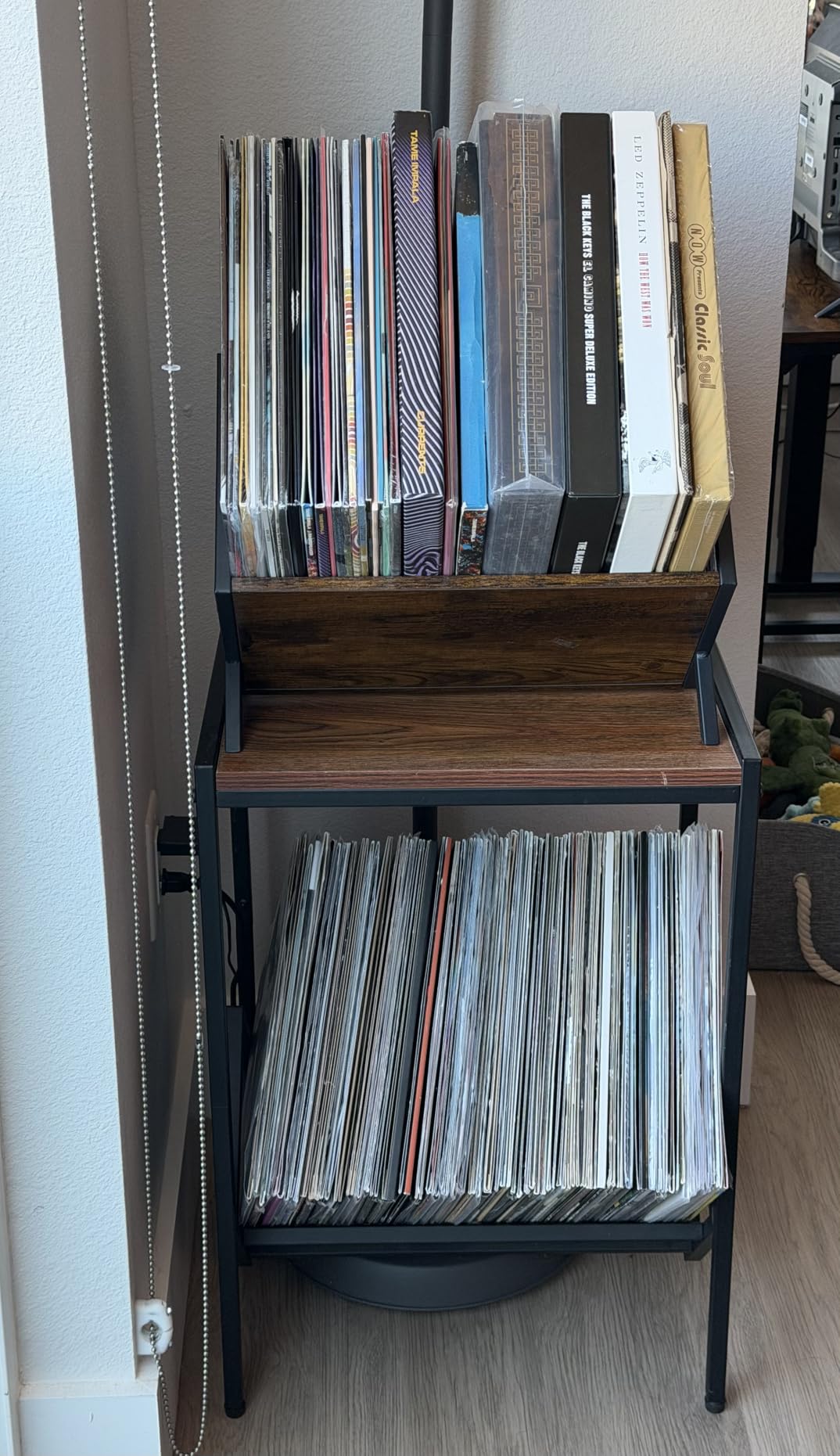 YINMIT Vinyl Record Holder, 80-100 LP Vinyl Record Storage Rack, Quick Assembly Vinyl Record Display, Retro Style Organizer for Magazine, Book, Files, Albums (Rustic Brown, 1 Tier) customer photo 1