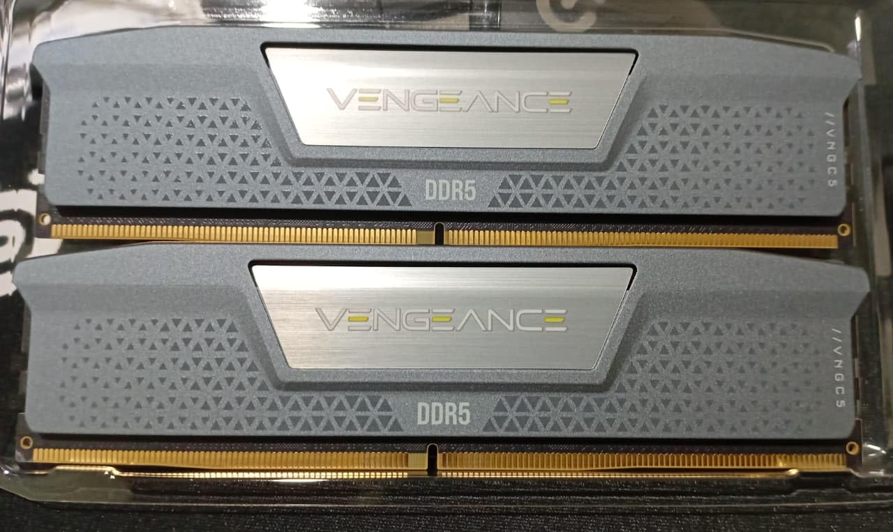 CORSAIR Vengeance DDR5 RAM 32GB (2x16GB) 6400MHz CL36-48-48-104 1.35V AMD Expo Intel XMP 3.0 Desktop Computer Memory - Gray customer photo 2
