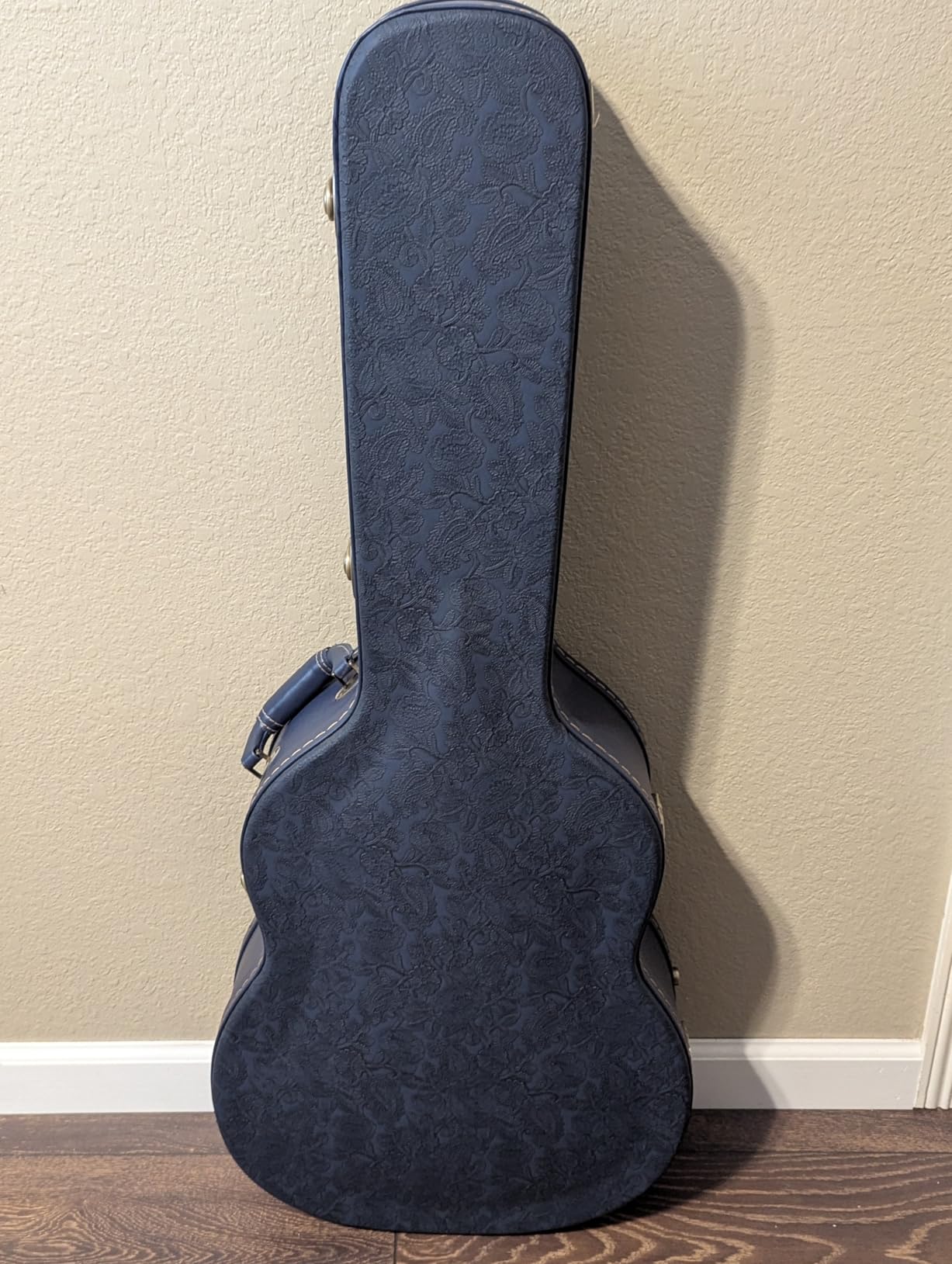 Crossrock Relief Series Dreadnought Guitar Case for Gibson J-45 / Martin D-Style | Carved Red Wood Finish, Ivory Plush Interior, Lock - Premium Wooden Hardshell customer photo 1