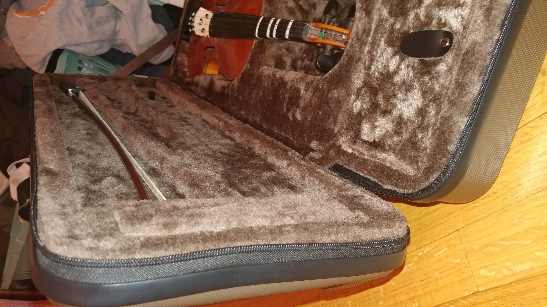 Crossrock Oblong Case fits 4/4 Full-Size Violin, Includes Interior Compartment, 2 Bow Holders, Security Lock, and Detachable Straps-Mint Blue customer photo 1