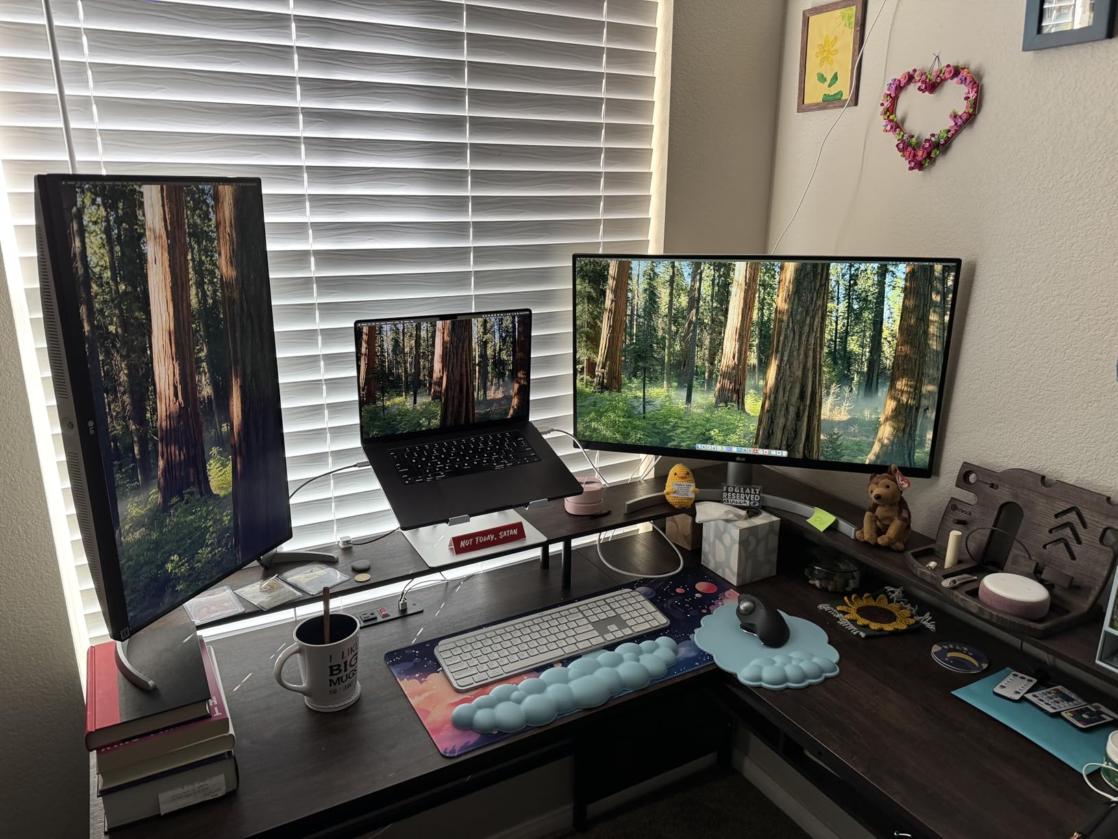 LG 27UP650K-W 27-inch Ultrafine 4K UHD (3840 x 2160) IPS Computer Monitor, 60Hz, 5ms, DisplayHDR 400, Reader Mode, Flicker Safe, Tilt/Height/Pivot Adjustable Stand customer photo 2