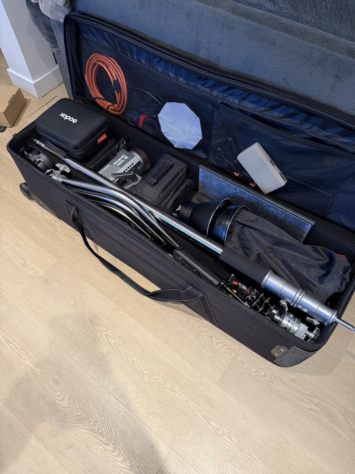 VEVOR Studio Equipment Trolley Case, 51.57 x 14.37 x 14.96 in / 131 x 36.5 x 38 cm, Rolling Camera Bag, Carrying Bag with Wheels Straps Padded Compartment Handle customer photo 2