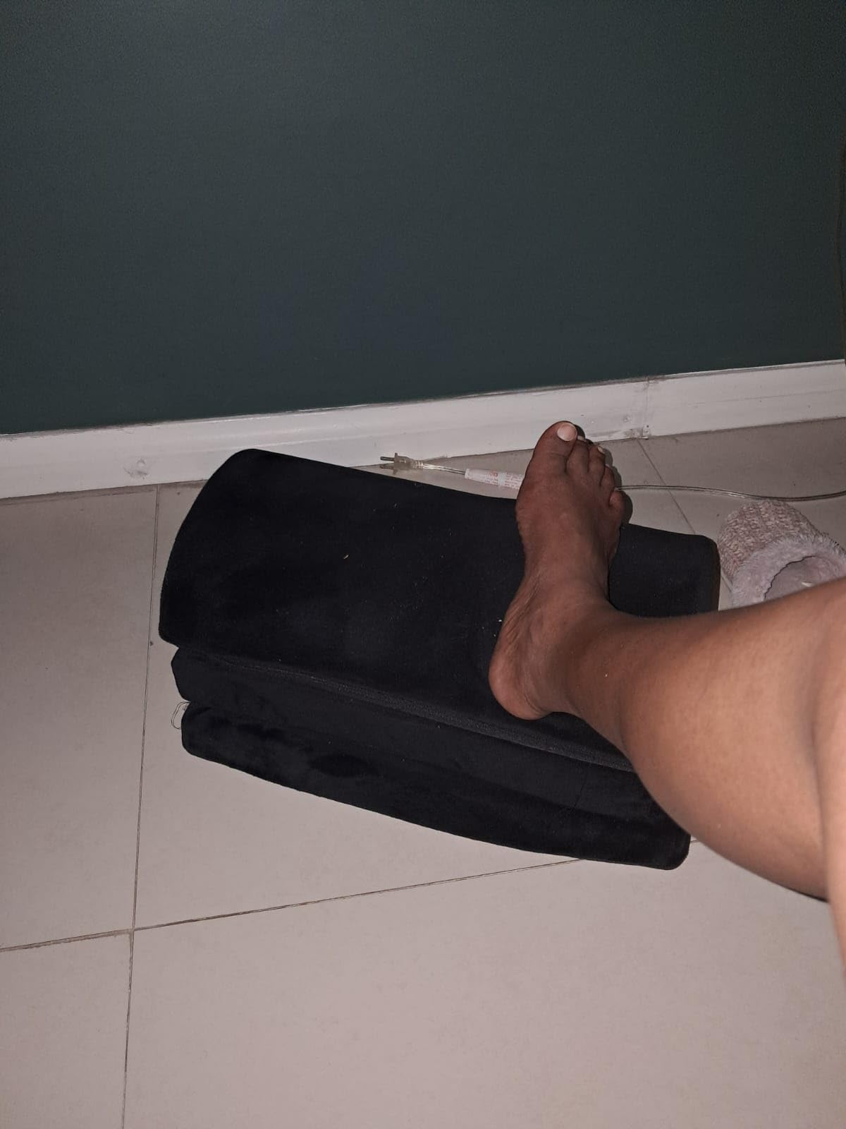 Foot Rest for Under Desk at Work, Warmer Feet Pocket Footrest, Foot Stool with Washable Cover, 3 Adjustable Heights, XL(18IN) customer photo 1