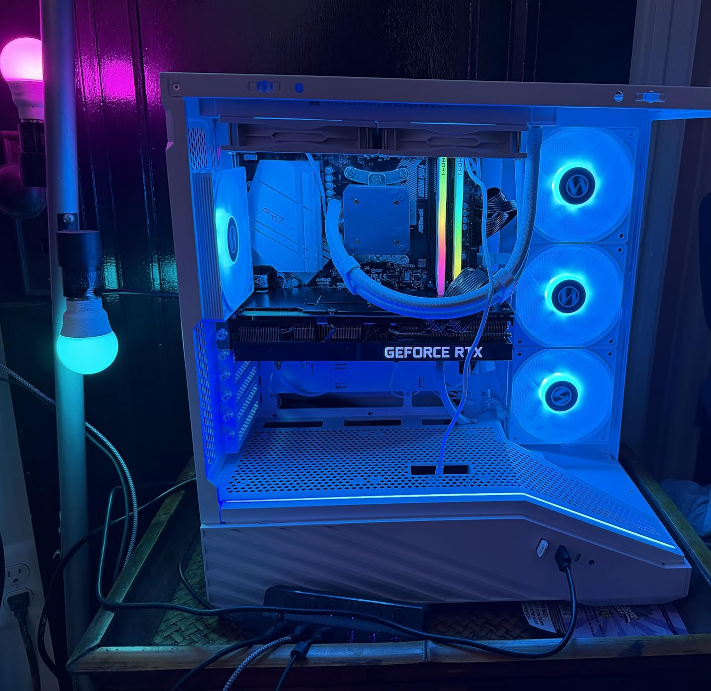 Lian Li V100 ATX Mid-Tower PC Case, 4 x 120mm ARGB PWM Fans Pre-Installed, LED RGB Strip, Display Platform with Tempered Glass, Support 420mm GPUs, 360mm Radiator - White customer photo 1
