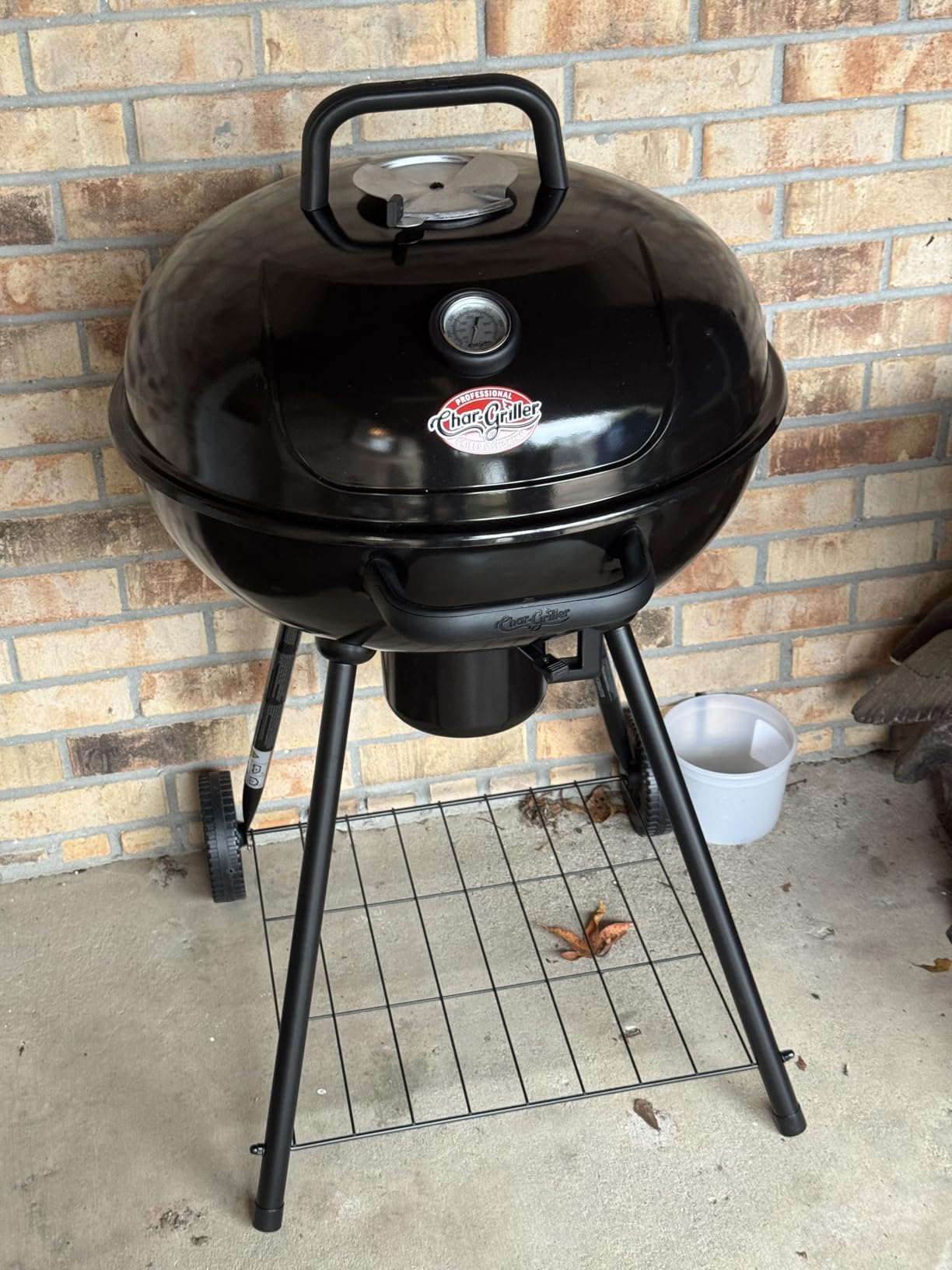 Char-Griller CG30040725 22-inch Kettle Charcoal Grill and Smoker - Steel, Black - 363 sq. in. Cooking Area customer photo 1