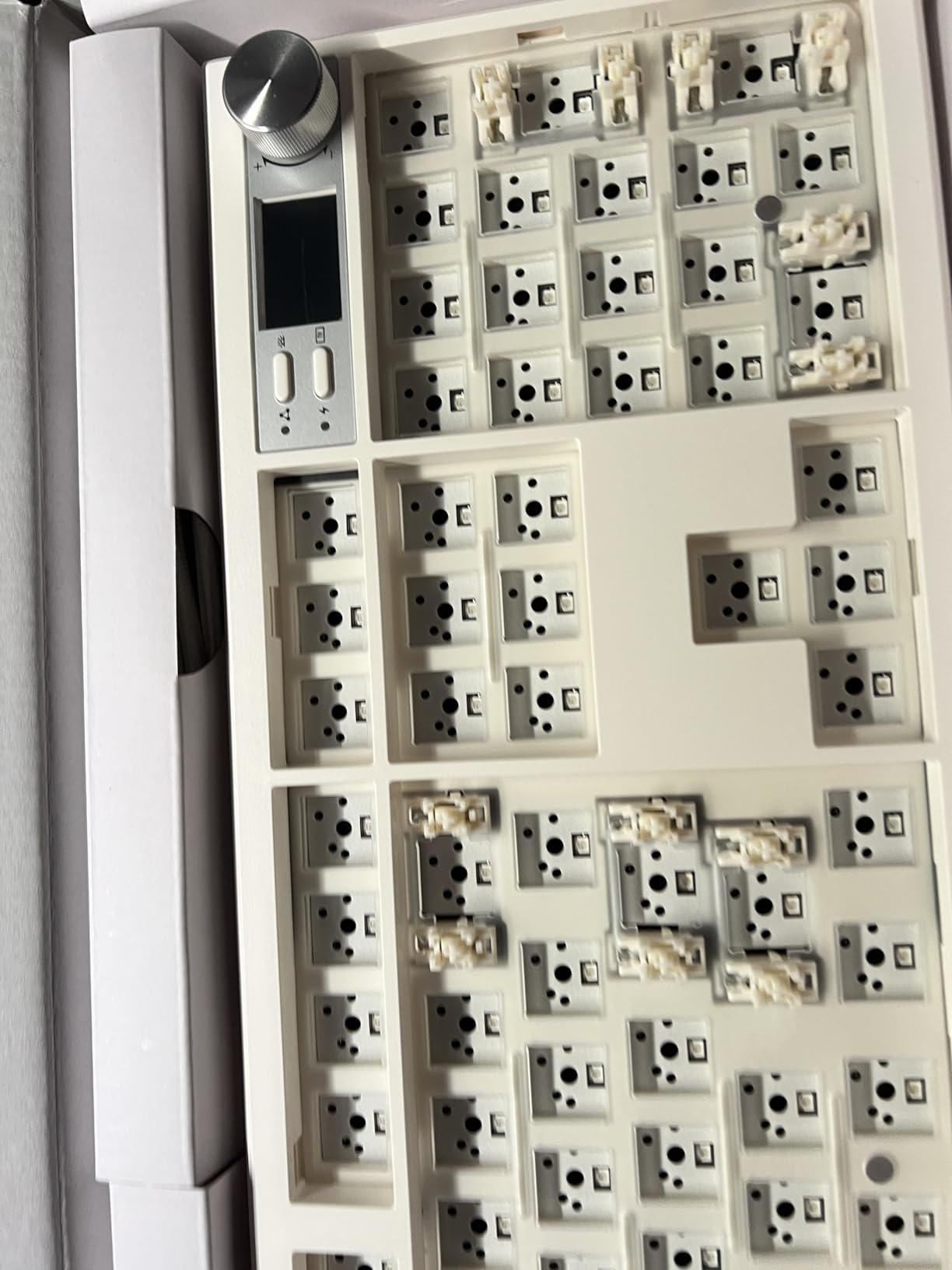 GMK104 Barebones Keyboard Kit with Screen&Knob,QMK/VIA Programmable BT5.0/2.4GHz/Type-C Tri-Mode Gasket Mounted Hot Swap RGB Backlit Full Size Custom PCB Kit DIY Mechanical Keyboard for Win/Mac(White) customer photo 2
