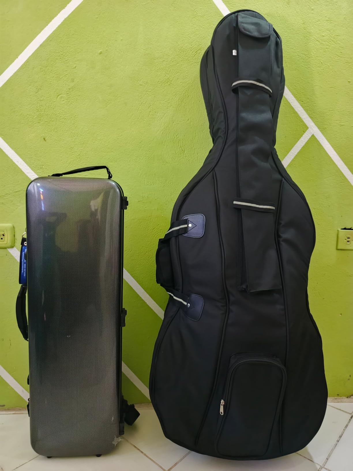 VEVOR 4/4 Full Size Violin Case, Built-in Hygrometer, Lightweight Portable Travel Carrying Bag, with Plush Lining, Dual Shoulder Straps, Anti-Scratch, Professional Triangular Shape, for Violin, Black customer photo 2