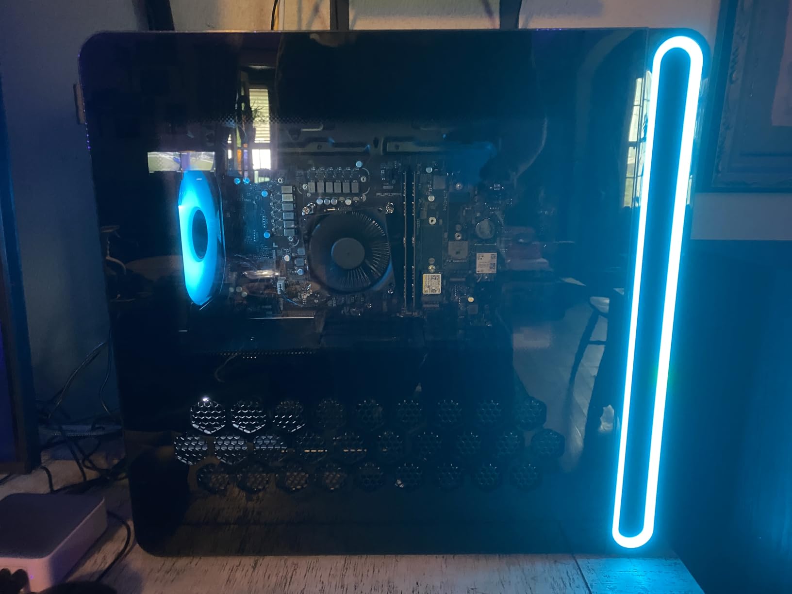 Alienware Aurora Gaming Desktop ACT1250 - Intel Core Ultra 7 265F Processor, Air Cooled, NVIDIA GeForce RTX 5060Ti, 16GB DDR5 RAM, 1TB SSD, 500W Platinum Rated PSU, Windows 11 Home - Clear Panel customer photo 1