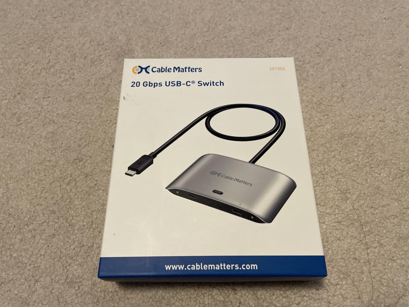 Cable Matters 20Gbps USB C Switch for 2 Computers, 140W PD, Up to 8K@30Hz on Windows, 4K@60Hz on macOS, Sharing One USB-C/Thunderbolt 4 Monitor or Dock (Not for Dock with an Attached Cable) customer photo 1
