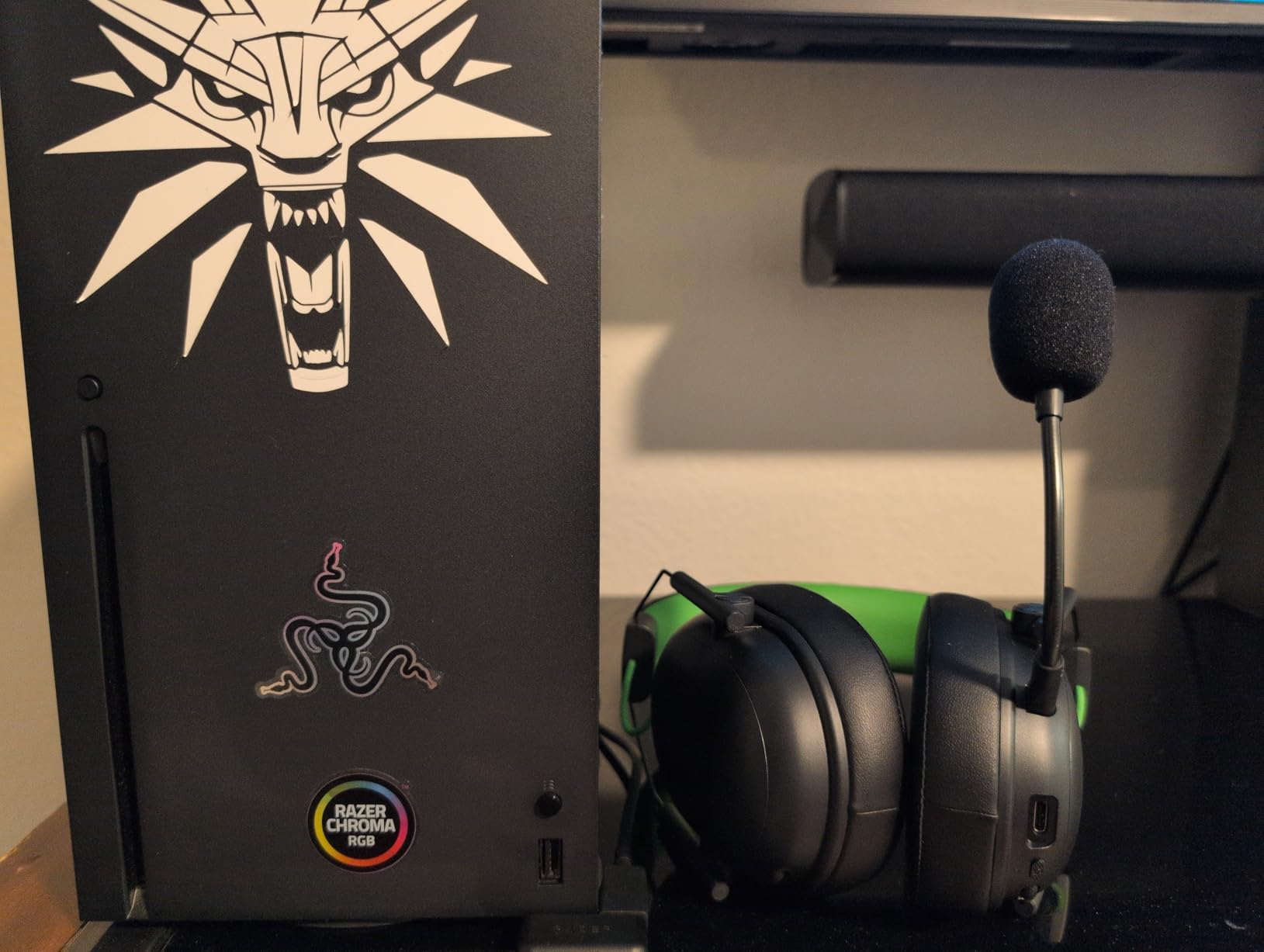 Razer BlackShark V3 X HyperSpeed Wireless Gaming Headset for Xbox: 50mm Drivers - Cardioid Mic - 2.4 GHz, Bluetooth, USB - Works with PC, Mac, PS5, Nintendo Switch - Long Battery Life - Black customer photo 1