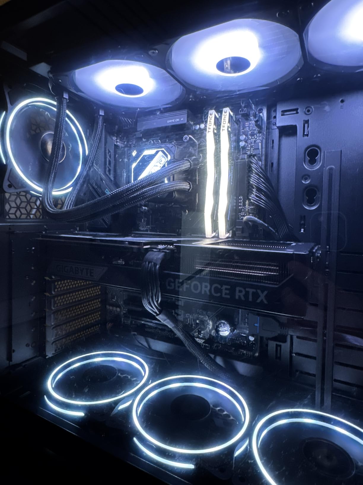 GIGABYTE AORUS Gaming Desktop PC, AMD Ryzen 7 9700X, RTX 5070 Ti, 32GB DDR5, 2TB SSD, Windows 11, AORUS Prime 5 AP5A7N7T-5000 customer photo 3