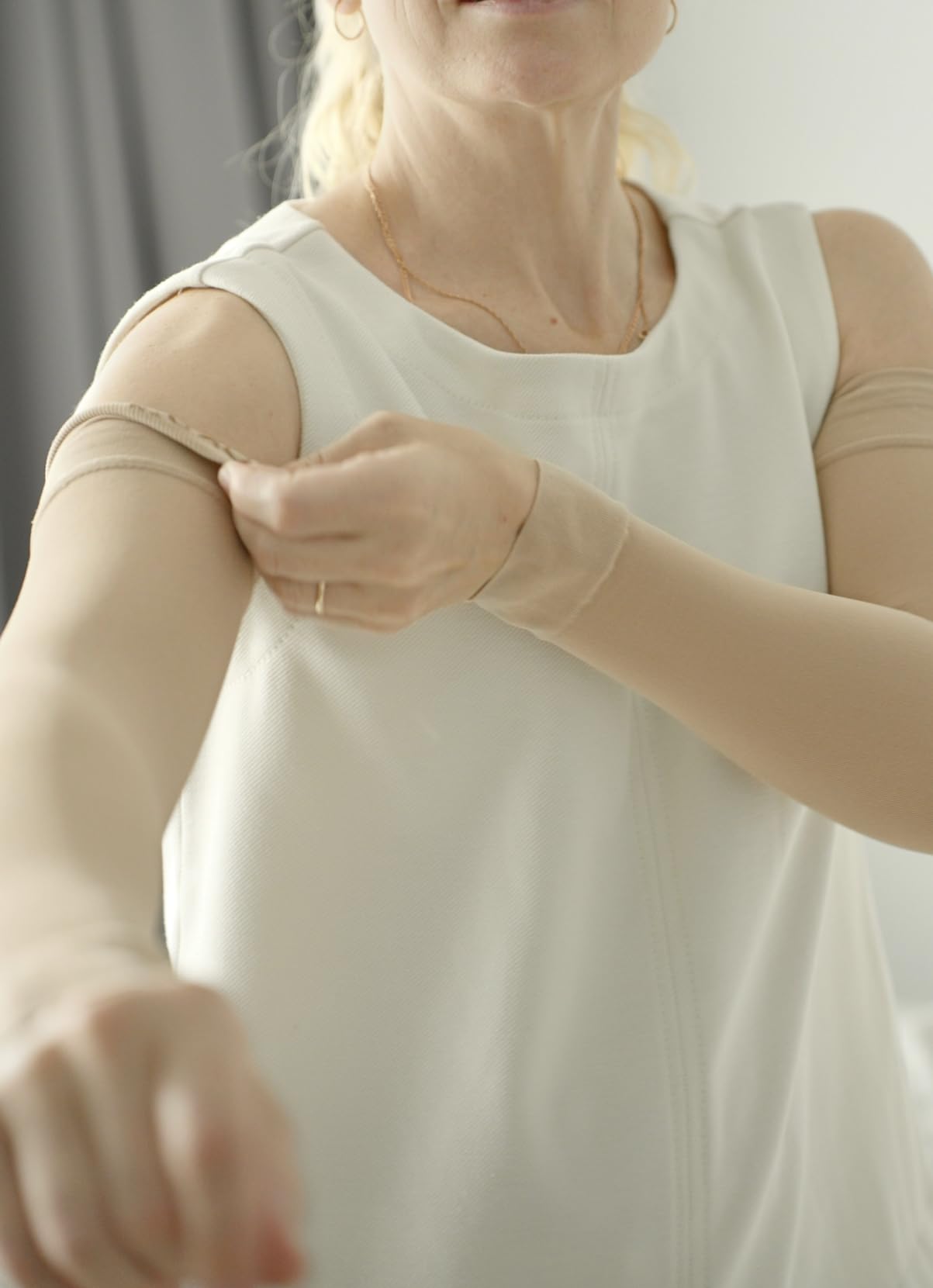 KEMFORD Compression Lymphedema Arm Sleeves for Women - 15-20 mmHg, Silicone Grip, Medical Full Arm Support for Swelling, Circulation & Edema customer photo 1