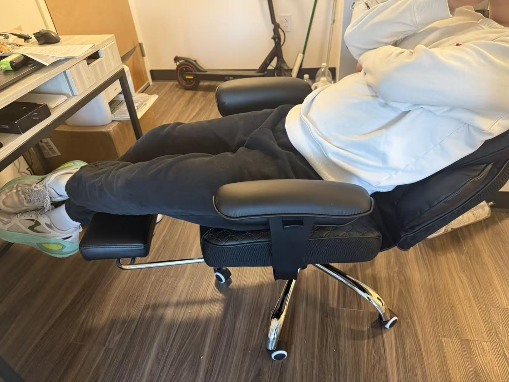 COMHOMA Big and Tall Office Chair Heavy Duty Gaming Chair with Deluxe Embossing Leather High Back Wider Ergonomic Computer Chair with Foot Rest 150°Reclining Pocket Spring Lumbar Support customer photo 2