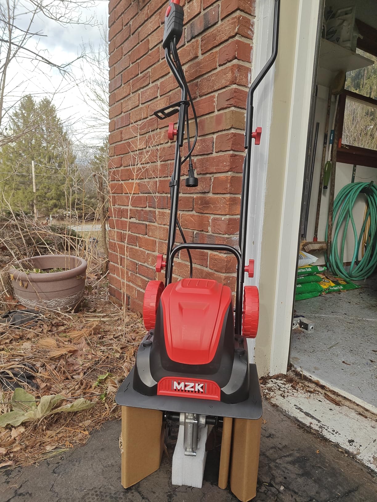 MZK 12-Inch 10.5 Amp Corded Electric Tiller/Cultivator for Gardening, 8-inch Tilling Depth customer photo 2