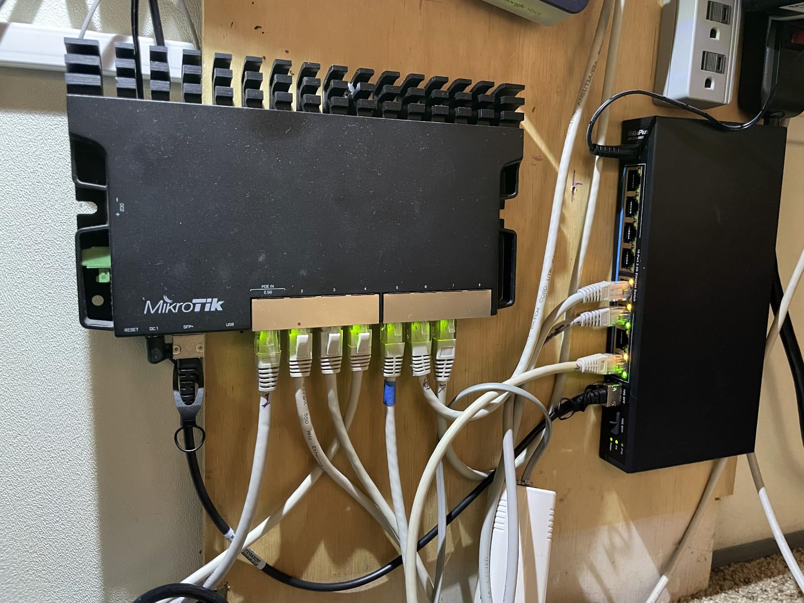 GiGaPlus 5-Port 10Gb Ethernet Switch Unmanaged with 5 x 10Gb RJ45 Ports, 100Gbps Switching Capacity, Desktop/19-inch Rack customer photo 2