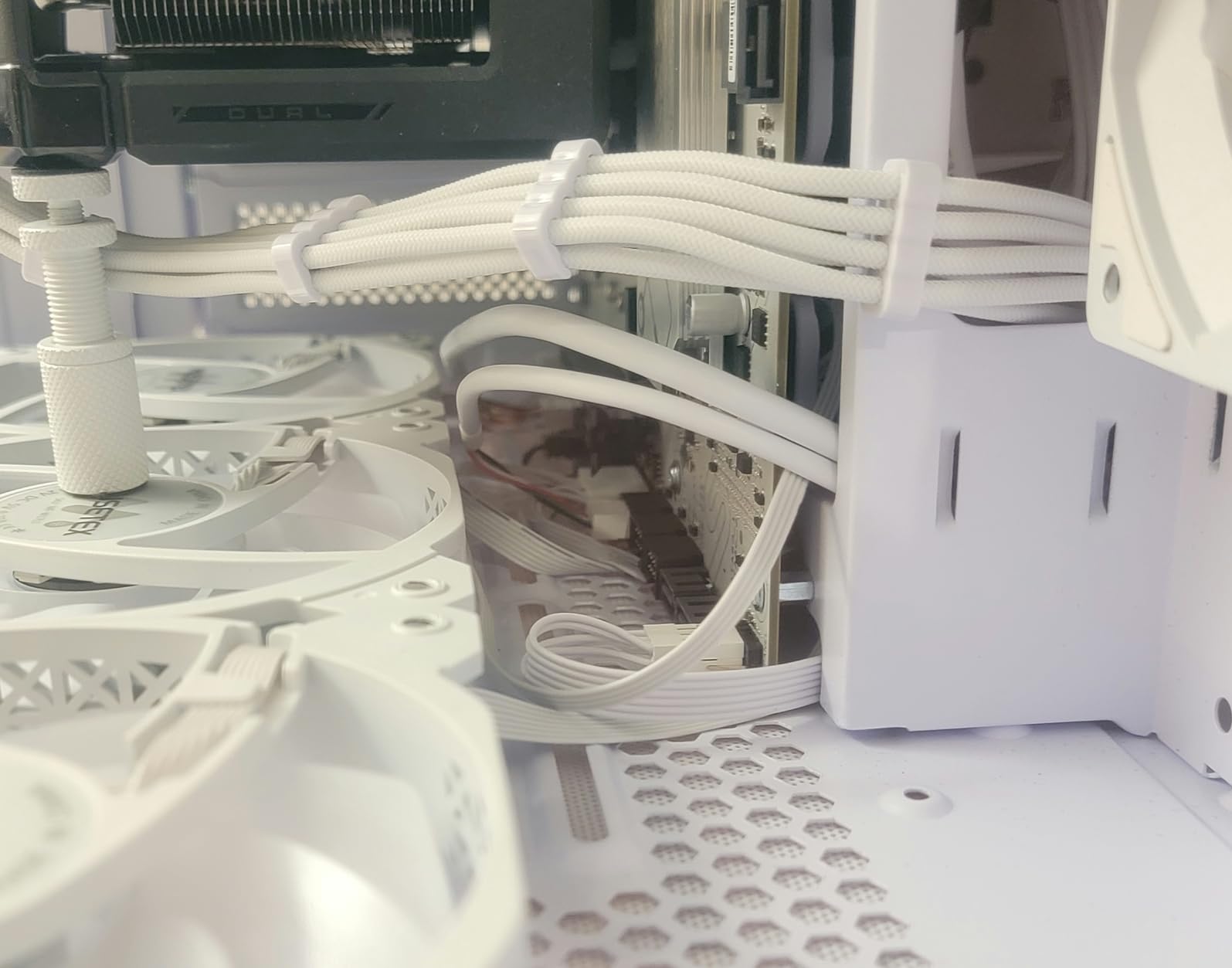 MUSETEX Y6 PC Case, Pre-Installed 7 Infinity Mirror PWM ARGB Fans, ATX Mid Tower Computer Case, Gaming PC Case with Type-C, 270° Full View Tempered Glass, White customer photo 2