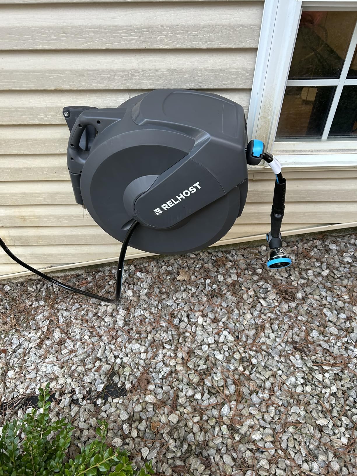 Retractable Garden Hose Reel, 1/2 in x 100 ft Wall Mount Heavy Duty Hose Reel with Any-Length Lock, Auto Rewind System, 180° Swivel Bracket, and 10-Pattern Nozzle for Garden, Dark Grey customer photo 1