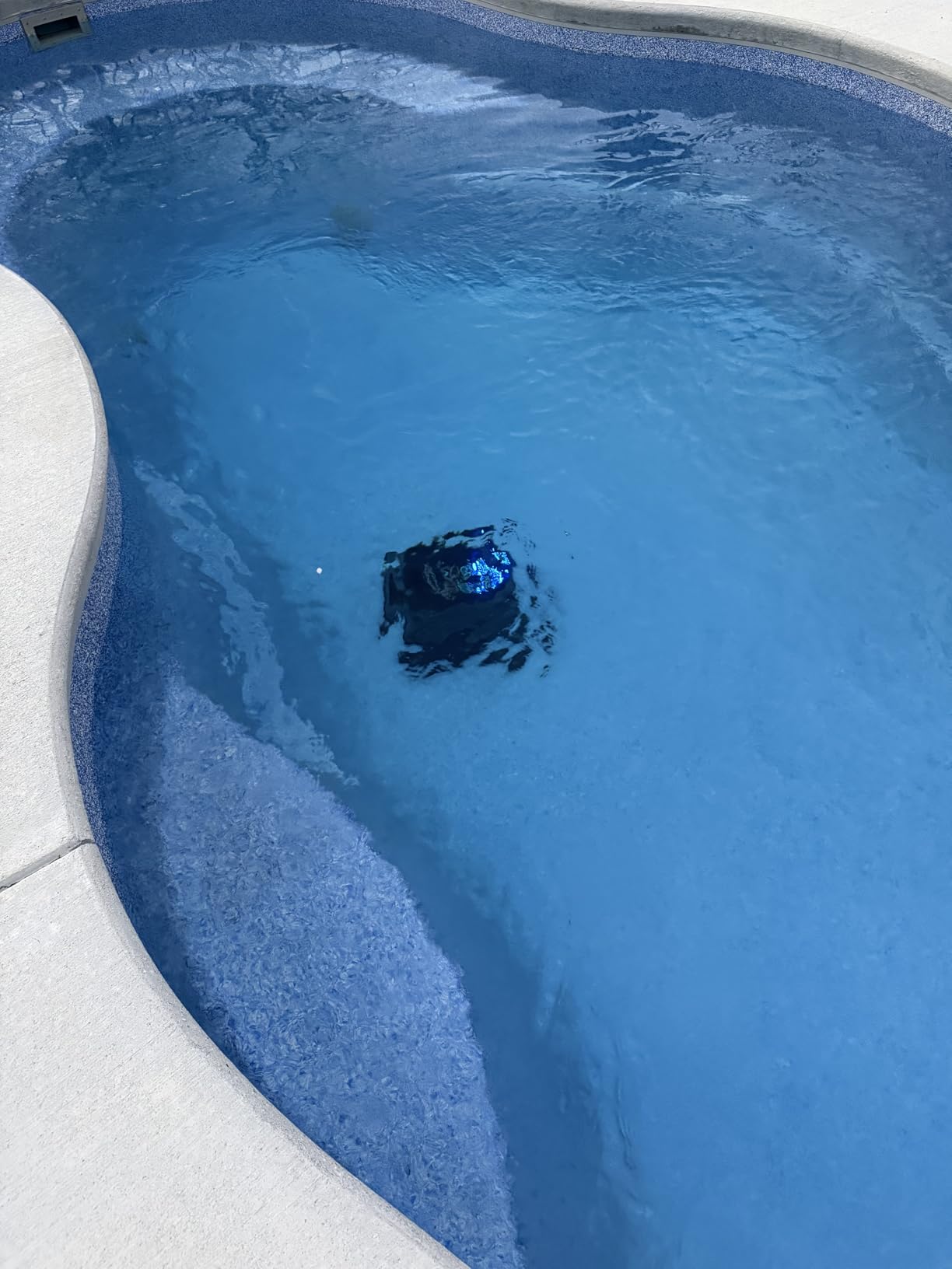 AIPER Scuba V3 AI Vision Cordless Robotic Pool Cleaner, Include Wireless Charging Dock, Smart Waterline Parking & Featherlight Design, Micromesh Multi-Layer Filtration, Grey customer photo 1