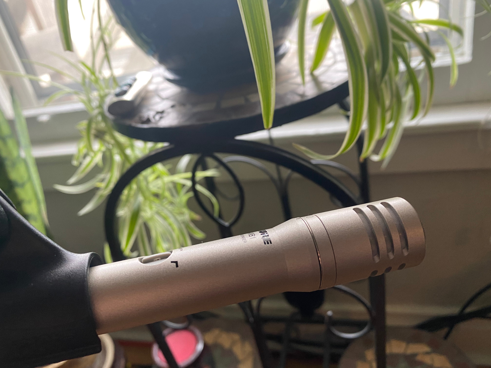 Shure SM81-LC Cardioid Condenser Instrument Microphone for Guitar, Piano, and Cymbals, Includes Swivel Adapter, Attenuator-Switch Lock, Windscreen, Carrying Case, No Cable Included (SM81-LC) customer photo 1