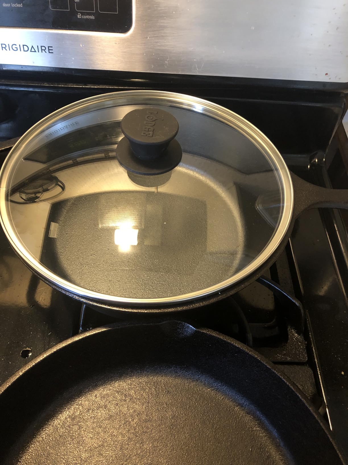 Lodge 3 Quart Pre-Seasoned Cast Iron Deep Skillet - Signature Teardrop Handle & Assist Handle - Use in the Oven, on the Stove or Grill, or Over a Campfire - Use to Sear, Sauté, Bake, Broil, Braise, Fry, or Grill - Black customer photo 1