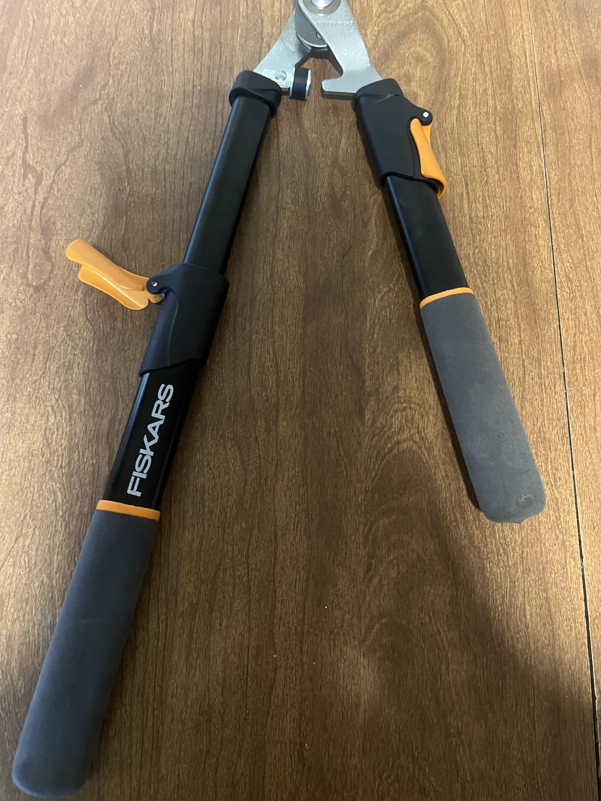 Fiskars Power-Lever Extendable Hedge Shears, Self-Sharpening Serrated Steel Blades, Handles Adjust 25