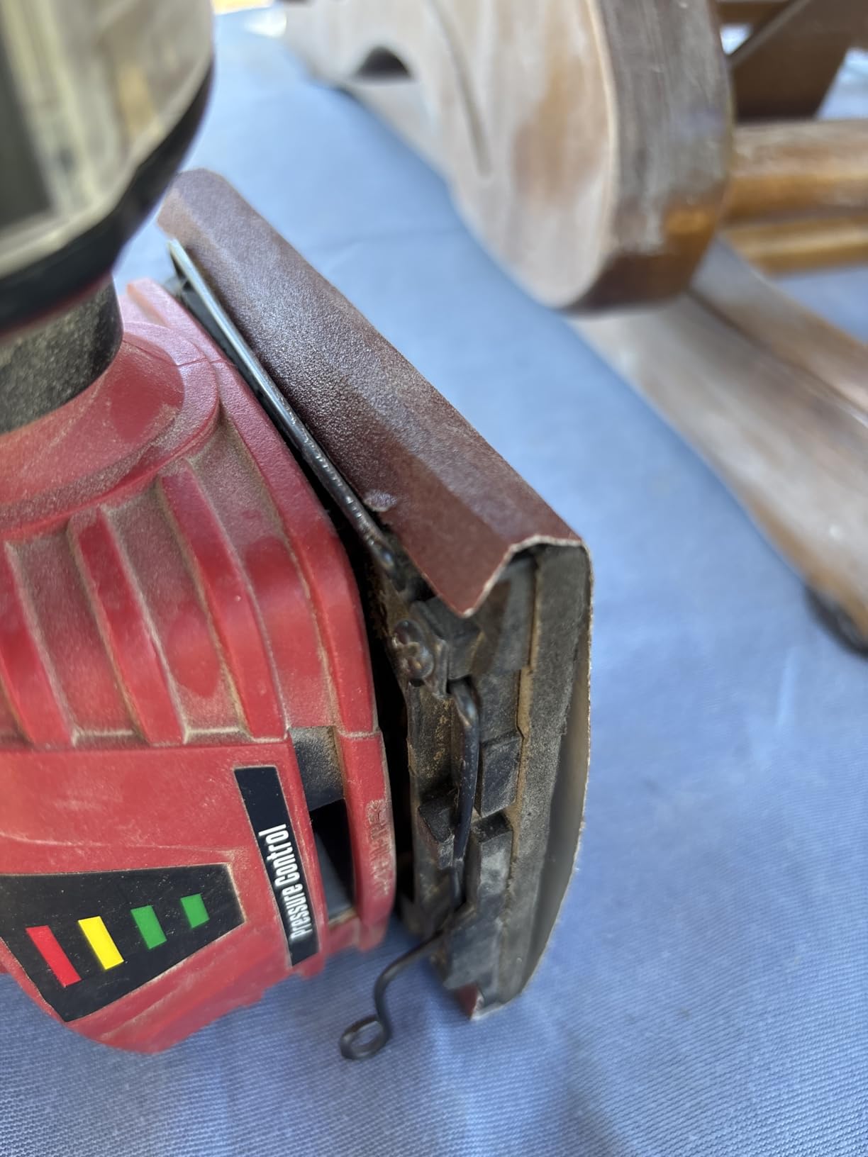 SKIL 7292-02 2.0 Amp 1/4 Sheet Palm Sander with Pressure Control, Red customer photo 2