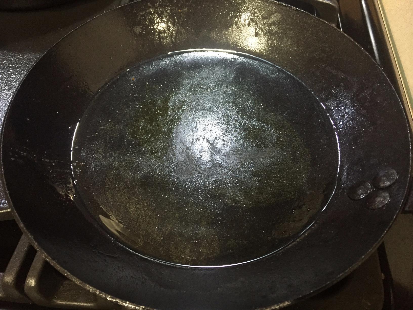 Lodge 10 Inch Carbon Steel Skillet - PFAS-Free Pre-Seasoned Carbon Steel Frying Pan for High-Heat Searing - Long Handle Design for Omelets, Grilling, and Campfire Cooking - Made in the USA customer photo 1