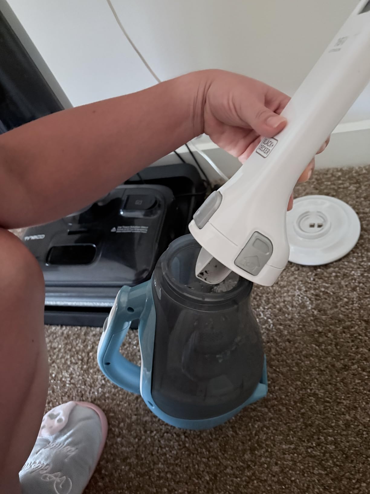 BLACK+DECKER dustbuster AdvancedClean Handheld Vacuum Cordless, Compact Home and Car Vacuum with Crevice Tool, Rotating Nozzle and Charging Station, Large Dust Bowl (CHV1410L) customer photo 2