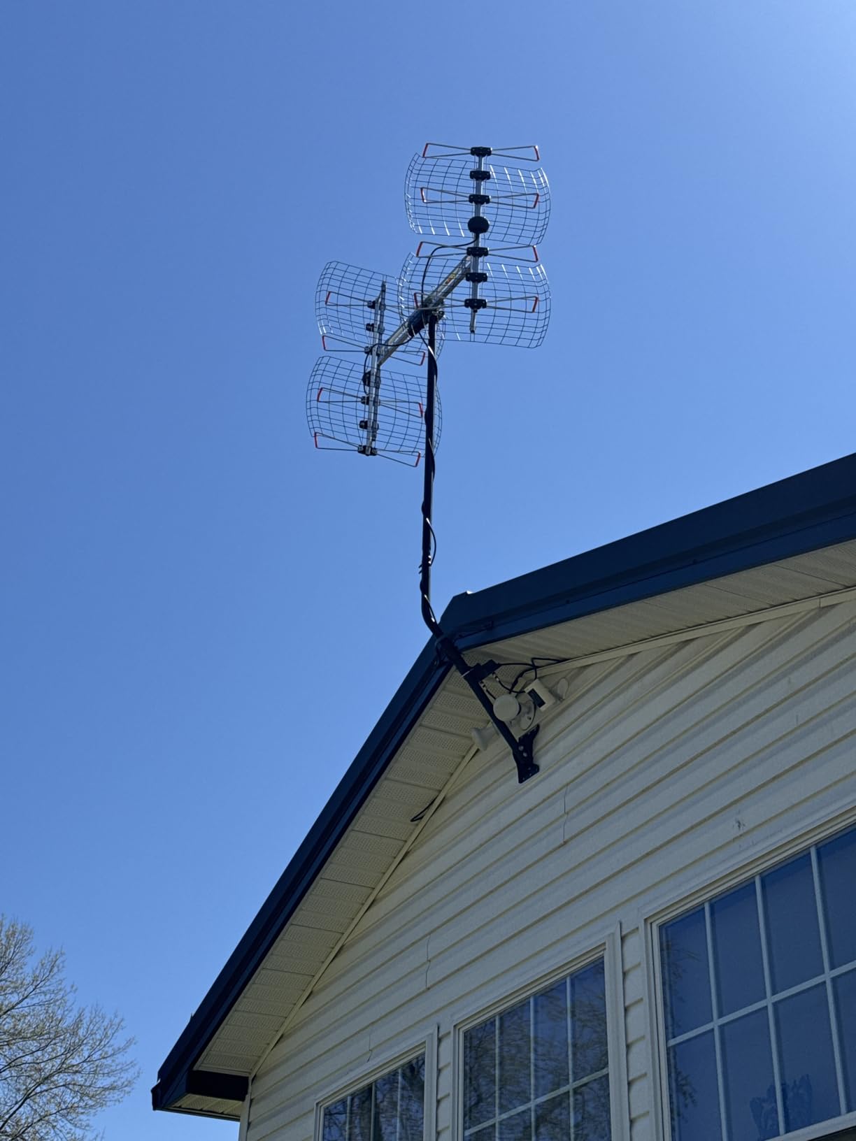 Antennas Direct 8-Element Bowtie UHF Outdoor HDTV Antenna, Multi-Directional, 70+ Mile Range, 4K 8K UHD NEXTGEN TV - w/All-Weather Mounting Hardware customer photo 1