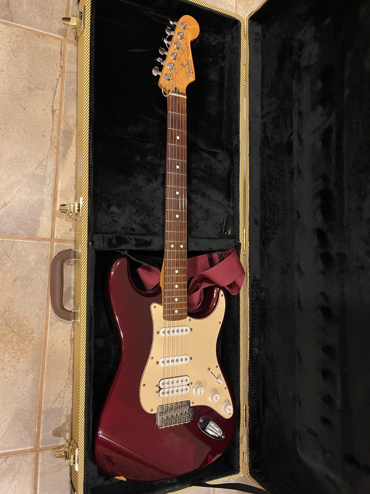 Gearlux Electric Guitar Hard Case for Fender Stratocaster/Telecaster and Standard-Size Guitars - Tweed customer photo 1