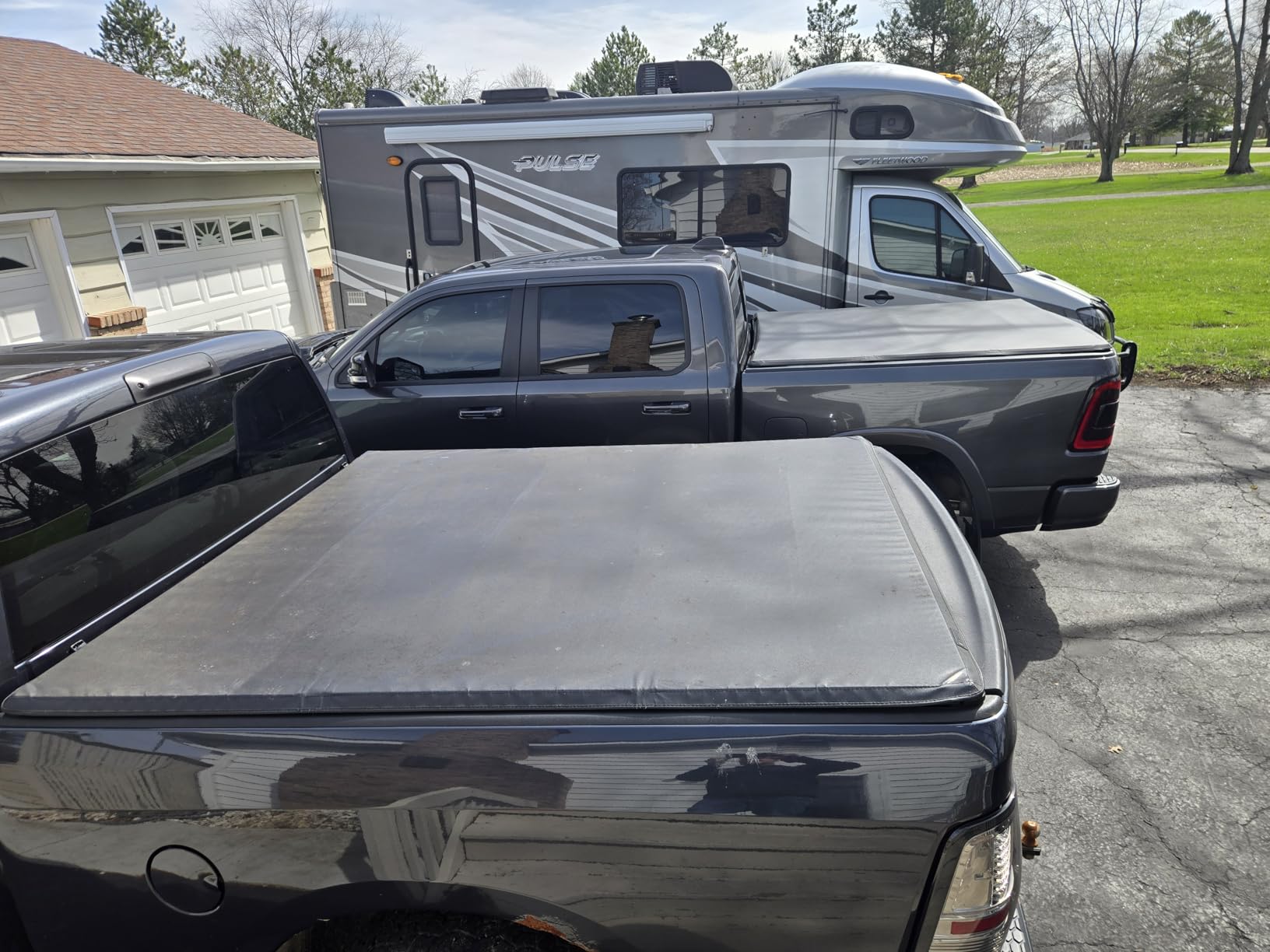 Tyger Auto T3 Soft Tri-fold Truck Bed Tonneau Cover for Dodge Ram 1500/2500/3500 | 6'4