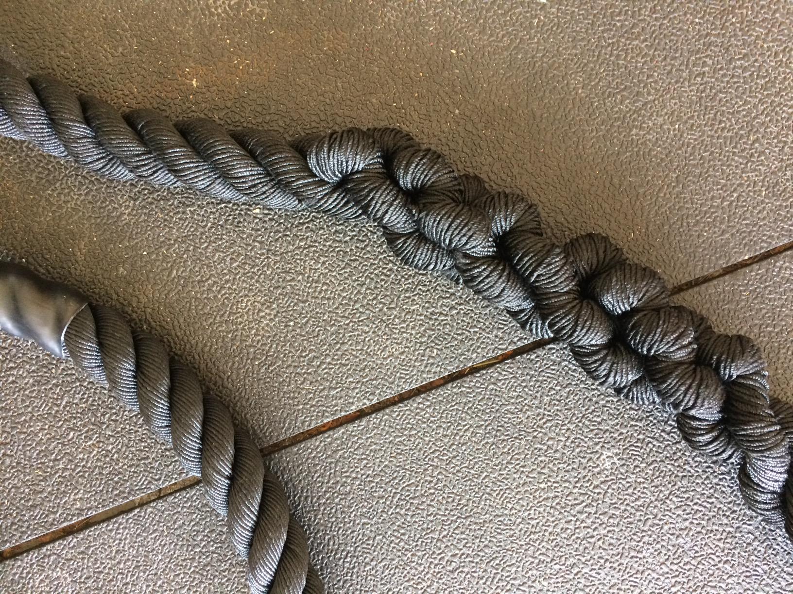 Titan Fitness Battle Rope 30ft x 2in, Poly Dacron Heavy Rope for Home Gym Conditioning Workouts, Cross-Train, Strength Training Exercises customer photo 1