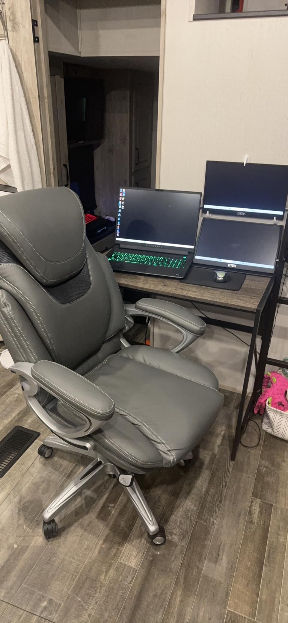Serta Bryce Executive Office Chair - Ergonomic Computer Desk Chair with Lumbar Technology - Memory Foam Body Pillows - Bonded Leather - Black customer photo 2