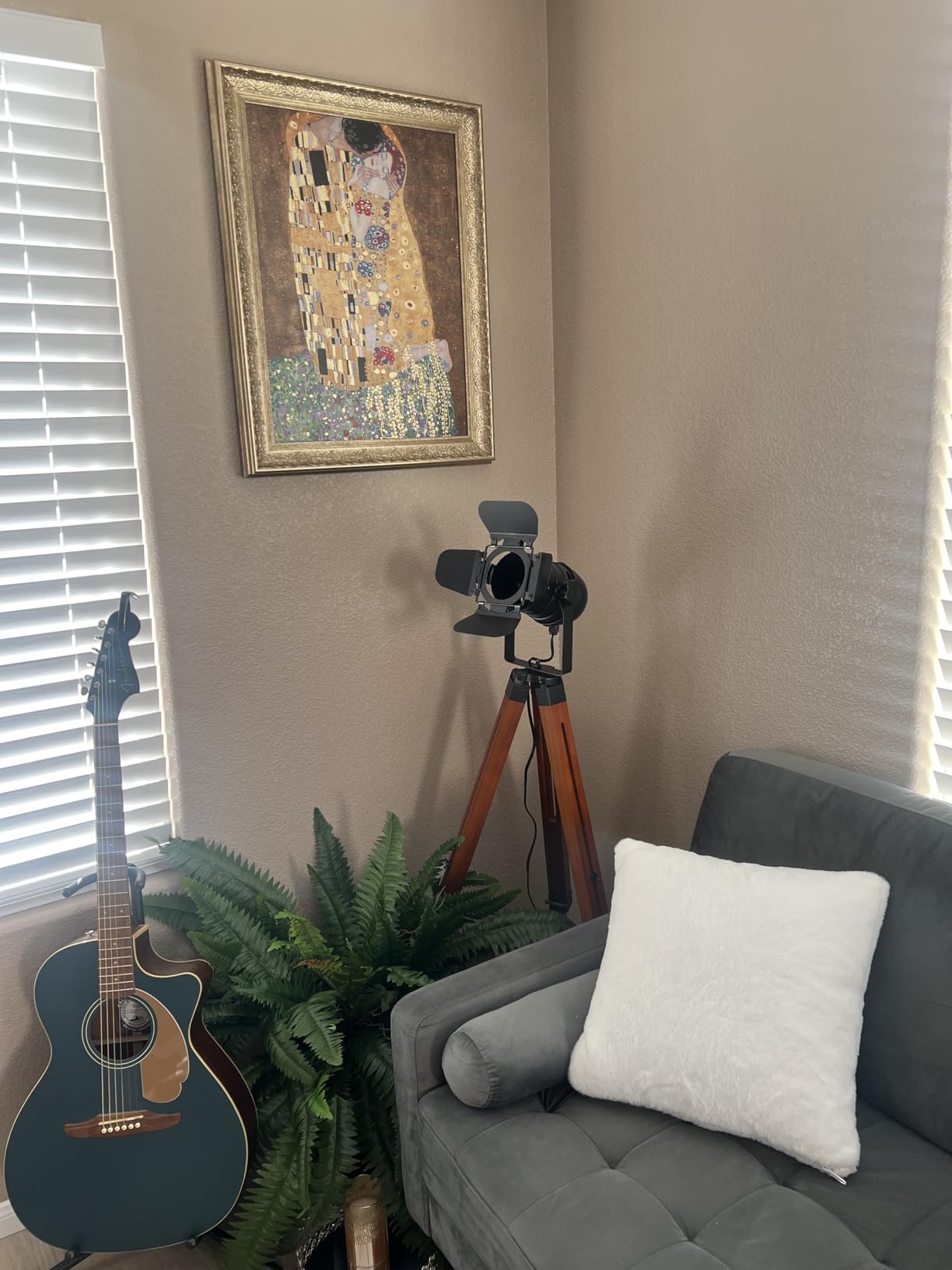 Decoluce Vintage Tripod Floor Lamp, Height Adjustable Wooden Camera Tripod Rotatable Spotlight Tall Standing Light, Nostalgic Cinema Lamps for Living Room, Bedroom, Studios Decor (Black) customer photo 1