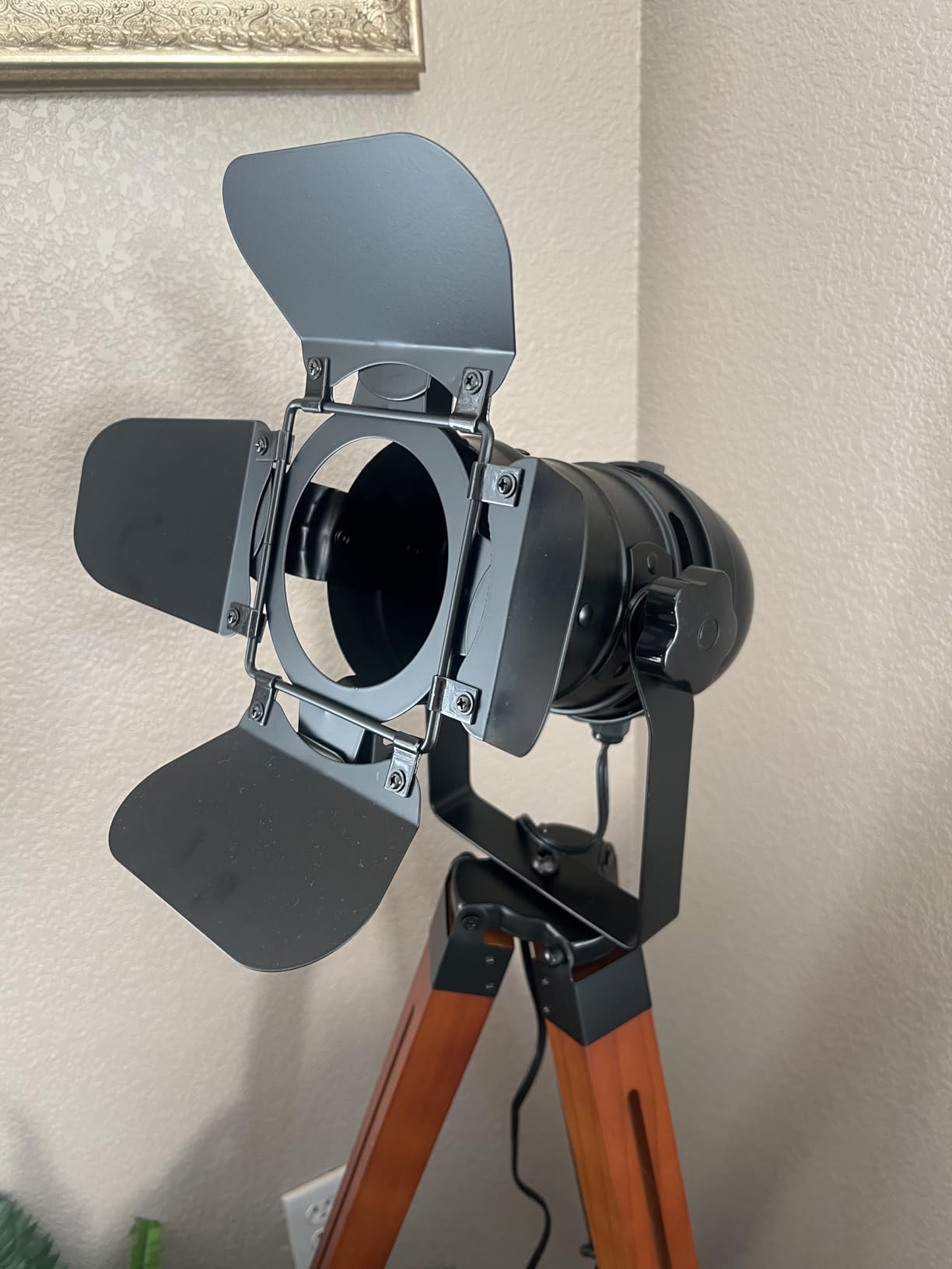 Decoluce Vintage Tripod Floor Lamp, Height Adjustable Wooden Camera Tripod Rotatable Spotlight Tall Standing Light, Nostalgic Cinema Lamps for Living Room, Bedroom, Studios Decor (Black) customer photo 2