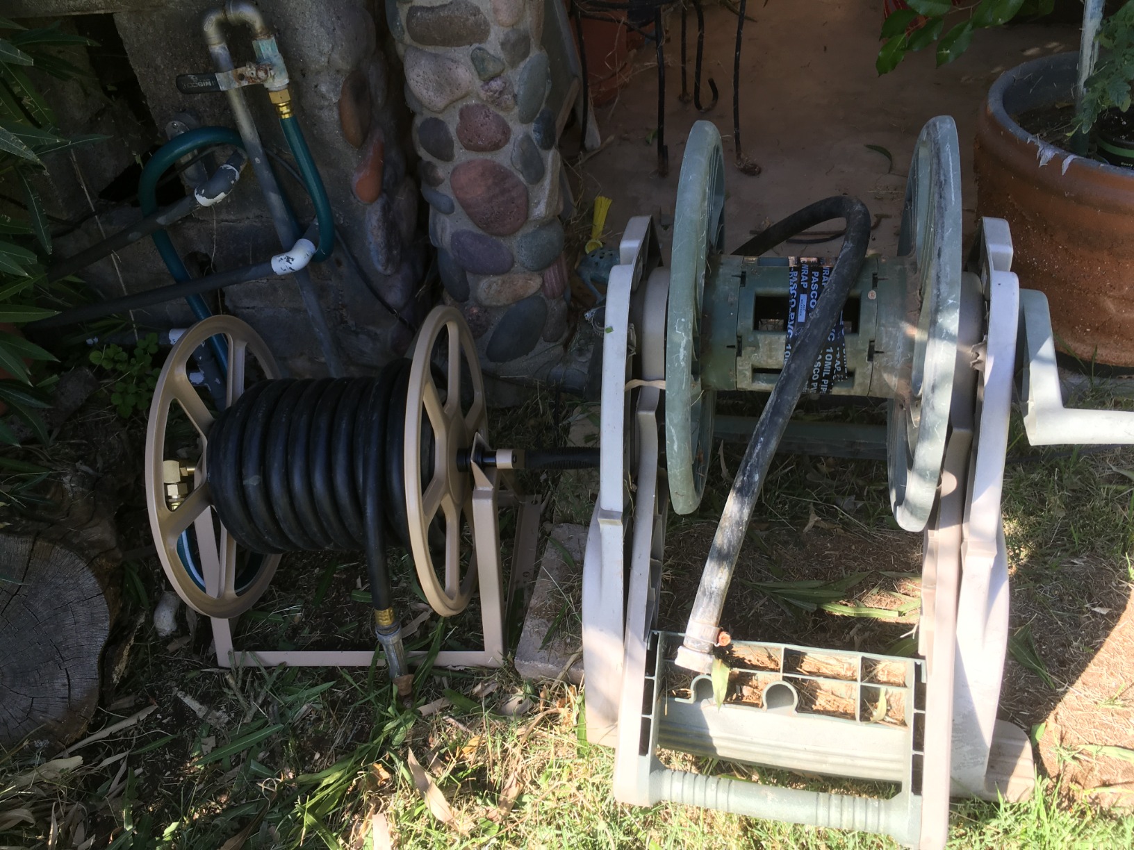 Liberty Garden 709 Steel Wall/Floor Mounted Hose Reel, Holds 200-Feet of 5/8-Inch Hose - Tan, 17.6 x 22 x 15 customer photo 2